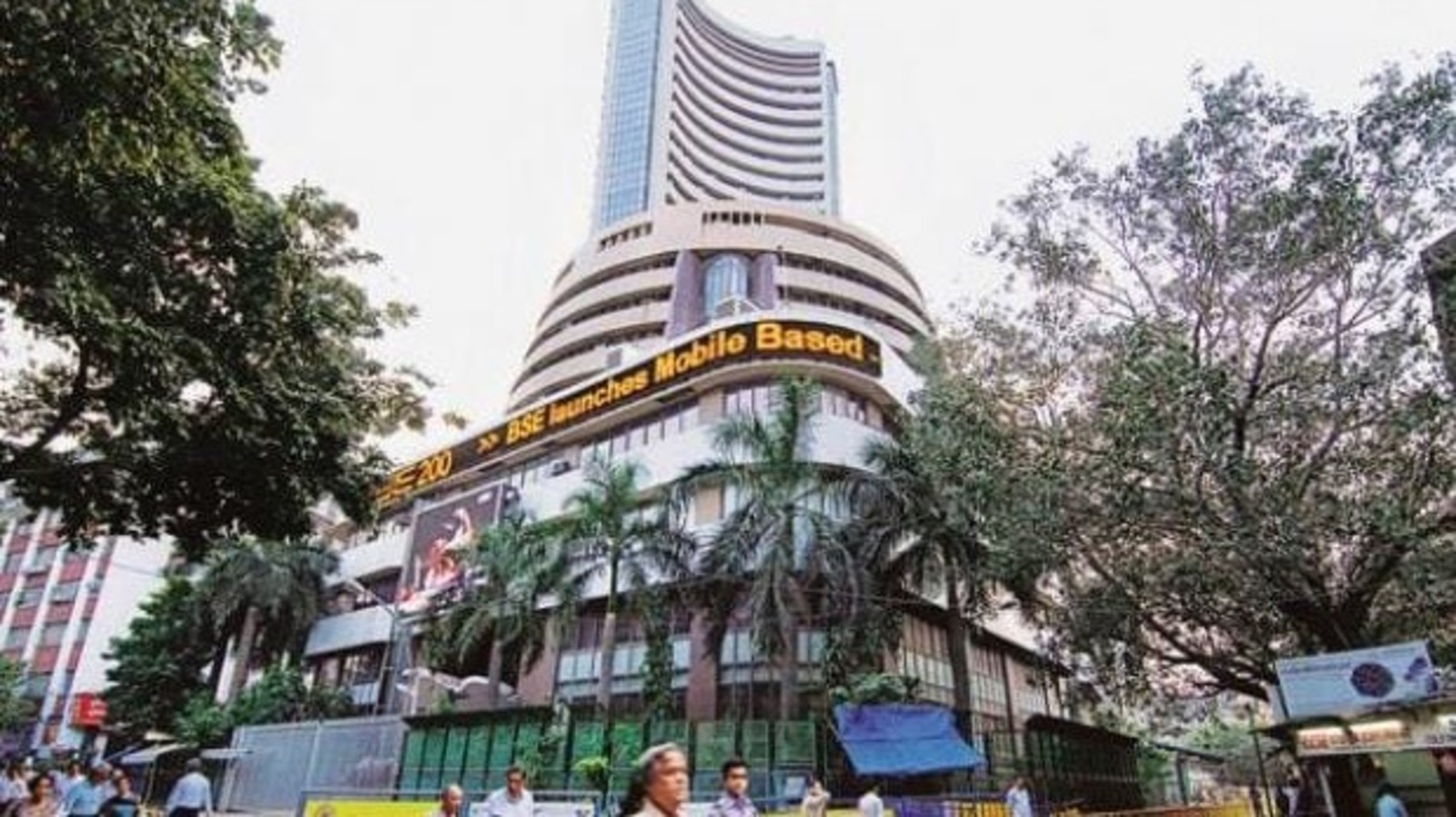 Share Market Today: RBI पॉलिसी से पहले सहमा बाजार, भारी उतार-चढ़ाव के बीच सपाट बंद हुए सेंसेक्स और निफ्टी