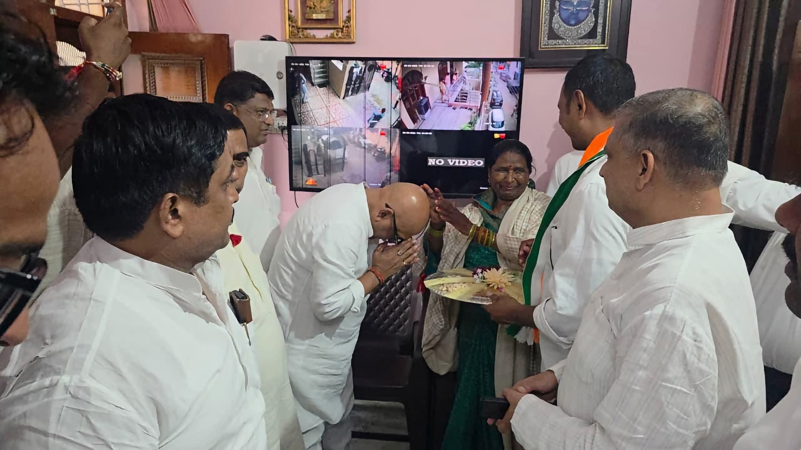 कांग्रेस प्रवक्ता कुंवर सिंह निषाद के घर पहुंचे अजय राय, उनकी माताजी को शॉल ओढ़ाकर किया सम्मानित
