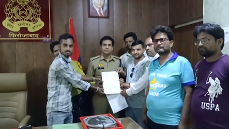 ज्ञापन में कहा गया कि वीडियो में कोई भी व्यक्ति पुलिस वर्दी में नहीं दिखाई दे रहा है और विभिन्न सोशल मीडिया स्रोतों के अनुसार वीडियो पुराना है। साथ ही यह भी उल्लेख किया गया कि वर्ष 2016 में इस मामले की जांच हो चुकी है, जिसमें अजय पाल शर्मा को क्लीन चिट मिल चुकी थी। संगठन ने प्रशासन से मांग की कि भ्रामक और आपत्तिजनक सामग्री प्रसारित कर एक ईमानदार अधिकारी की छवि धूमिल करने वालों की पहचान कर उनके विरुद्ध सख्त कानूनी कार्रवाई की जाए। साथ ही भविष्य में इस प्रकार की घटनाओं पर रोक लगाने के लिए प्रभावी कदम उठाने की भी अपील की गई। ज्ञापन सौंपने के दौरान आनंद शर्मा, गौरव शर्मा, नितिन शर्मा, रामपाल यादव, मनीष शर्मा, सोनू सहित अन्य कार्यकर्ता मौजूद रहे।Humanize 128 words