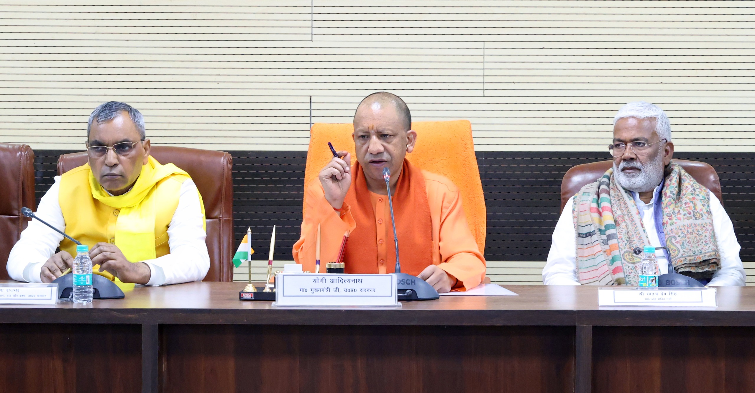 पहचान और तकनीकी निगरानी पहचान प्रक्रिया को मजबूत करने के लिए केंद्र सरकार ने बायोमेट्रिक तकनीक का उपयोग बढ़ाया है। आधार कार्ड को फिंगरप्रिंट और आईरिस स्कैन से लिंक किया गया है, जिसके जरिए संदिग्ध दस्तावेजों की जाँच की जाती है।  यूपी में अनुमान: उत्तर प्रदेश में 2019 के संयुक्त सर्वे में लगभग 10 लाख घुसपैठियों की पहचान की संभावना जताई गई थी, जिनकी संख्या पिछले छह वर्षों में काफी बढ़ चुकी है।  फर्जी दस्तावेज़: अधिकांश घुसपैठिए खुद को असम या त्रिपुरा जैसे पूर्वोत्तर राज्यों का निवासी बताते हैं और फर्जी आधार कार्ड दिखाते हैं, जो एजेंटों द्वारा पश्चिम बंगाल या असम में बनाए जाते हैं।  निष्कासन अभियान: वोटर सूची के विशेष गहन पुनरीक्षण अभियान के तहत संदिग्ध नाम हटाए जा रहे हैं। उदाहरण के लिए, पश्चिम बंगाल में 15,000 बांग्लादेशी घुसपैठियों को सीमा पर वापस भेजा गया। पासपोर्ट और पैन कार्ड की प्रक्रिया में भी फर्जी दस्तावेजों को रोकने के लिए कड़ी निगरानी रखी जा रही है।  🏛️ कानूनी प्रक्रिया और डिटेंशन सेंटर अवैध नागरिकों के निष्कासन की प्रक्रिया विदेशी नागरिक अधिनियम और नागरिकता संशोधन कानून (CAA) पर आधारित है।  डिटेंशन सेंटर: संदिग्धों को डिटेंशन सेंटरों में रखा जाता है, जहाँ उनकी नागरिकता सत्यापित होती है। देशभर में दिल्ली समेत 18 डिटेंशन सेंटर कार्यरत हैं, जिनमें 1500 से अधिक विदेशी नागरिक (बांग्लादेशी और रोहिंग्या) रखे गए हैं।  निष्कासन के आँकड़े (2025): 2025 में, मुंबई पुलिस ने 1001 बांग्लादेशी घुसपैठियों को वापस भेजा, जबकि असम और अन्य राज्यों से 142 रोहिंग्याओं का निष्कासन हुआ।  सीमा पर पकड़: BSF ने जनवरी 2024 से दिसंबर 2025 तक भारत-बांग्लादेश सीमा पर 2601 घुसपैठियों को पकड़ा। हालाँकि, कई घुसपैठिए पकड़े जाने के बाद वापस भेजे जाने पर भी कुछ ही दूरी से लौट आते हैं, और बांग्लादेश की सेना उन्हें अपना नागरिक मानने से इंकार कर देती है।  🚨 योगी सरकार का आक्रामक रुख उत्तर प्रदेश की योगी सरकार इस मुद्दे पर सबसे आक्रामक रुख अपना रही है:  रोहिंग्या पहचान: उत्तर प्रदेश में रोहिंग्या बस्तियों में 700 से 800 लोगों की पहचान हो चुकी है, और 250 अन्य का सत्यापन चल रहा है। लखनऊ से 160 घुसपैठिए रातोंरात भाग गए थे।  डिटेंशन सेंटर निर्माण: मेरठ में 500 क्षमता वाला डिटेंशन सेंटर बन रहा है, और हर मंडल में डिटेंशन सेंटर स्थापित किए जा रहे हैं।  बायोमेट्रिक डेटाबेस: घुसपैठिए दोबारा न लौटें, इसके लिए बायोमेट्रिक डेटाबेस तैयार किया जा रहा है।  ऑपरेशन टॉर्च: सहारनपुर में 'ऑपरेशन टॉर्च' चलाया जा रहा है, जिसमें झुग्गी-झोपड़ियों, रेलवे स्टेशनों और सीमावर्ती इलाकों में तलाशी ली जा रही है। मुख्यमंत्री ने जनता से सहयोग की अपील की है और वोटर सूची से नाम हटाने तथा कानूनी कार्रवाई का वादा किया है।  🛑 प्रमुख चुनौतियाँ इन प्रयासों के बावजूद कई चुनौतियाँ प्रक्रिया को धीमा कर रही हैं:  सत्यापन में देरी: 10 लाख से अधिक घुसपैठियों के छिपे होने के कारण सत्यापन में समय लगता है। फर्जी कागज़ातों पर कोलकाता जैसे शहरों में लाखों बांग्लादेशी सरकारी लाभ ले रहे हैं।  एजेंट नेटवर्क: पूर्वोत्तर राज्यों से मूल निवास का सत्यापन कराना कठिन होता है क्योंकि एजेंटों का नेटवर्क मजबूत है।  मानवाधिकार बाधाएं: मानवाधिकार संगठन और रेड क्रॉस निष्पक्षता की निगरानी करते हैं, जिससे निष्कासन की प्रक्रिया धीमी पड़ती है।  संसाधनों की कमी: उत्तर प्रदेश जैसे घनी आबादी वाले राज्य में संसाधनों की कमी से अभियान प्रभावी ढंग से नहीं चल पाते हैं।  सीमावर्ती घुसपैठ: डिजिटल निगरानी और संयुक्त टीमों के बावजूद, सीमावर्ती जंगलों, खेतों और नदियों के माध्यम से घुसपैठ जारी है।  केंद्र सरकार ने गृह मंत्रालय के गजट नोटिफिकेशन के माध्यम से सभी राज्यों को डिटेंशन सेंटर बनाने के निर्देश दिए हैं। योगी सरकार के कदमों से घुसपैठियों में खौफ फैला है। घुसपैठ को रोकने के लिए संसाधनों में वृद्धि, अंतर्राष्ट्रीय सहयोग और सत्यापन प्रक्रिया को तेज करने की आवश्यकता है, ताकि देश की सुरक्षा, आर्थिक बोझ और सामाजिक शांति का संतुलन बना रहे।