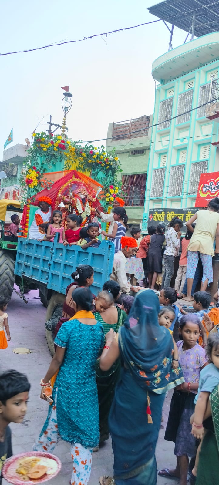 हवन-पूजन से हुई शुरुआत  सोमवार की शाम कार्यक्रम का शुभारंभ हवन-पूजन से हुआ। समिति के अध्यक्ष भूपेन्द्र विक्रम सिंह, संरक्षक शिव कुमार चौरसिया, उपाध्यक्ष मनोज साहू, दीपक चौहान, संजय गुप्त, आशीष गुप्त, अवधेश पाण्डेय, बुधराम गुप्त, डब्लू चौरसिया, महामंत्री नीरज मोदनवाल, आनंद कुमार चौहान, संदीप गुप्त और बबलू चौरसिया सहित अन्य पदाधिकारियों ने मां भगवती की आराधना कर सभी के सुख-समृद्धि की मंगल कामना की।  भक्तिमय वातावरण में निकली शोभायात्रा  हवन के उपरांत मां दुर्गा की आरती कर शोभायात्रा का शुभारंभ किया गया। यह शोभायात्रा बड़े पुल से निकलकर देवी दयाल तिराहा, गर्ल्स कॉलेज चौराहा, चौक बाजार, सब्जी मंडी, वीर विनय चौराहा, अंबेडकर चौराहा, मेमोरियल हॉस्पिटल और मेजर चौराहा होते हुए काली थान मार्ग से राप्ती घाट तक पहुंची।  मार्गभर भक्तों का उत्साह देखने योग्य था। महिलाएं, बच्चे और वृद्ध मातारानी के जयकारों के साथ झूमते हुए शोभायात्रा में शामिल रहे।  भक्ति और उल्लास से सराबोर नगर  “लो आ गई मईया”, “लो जा रही मईया”, “लो कर लो दर्शन” जैसे भक्तिमय गीतों और जयघोषों से पूरा नगर गुंजायमान हो उठा। डीजे की मधुर धुनों पर युवा और महिलाएं नाचते-गाते श्रद्धा में डूबे नजर आए। वहीं कई श्रद्धालु नम आंखों से “मां फिर आना अगले बरस” की भावना से भावविभोर दिखे।  राप्ती घाट पर हुआ विधिवत विसर्जन  राप्ती नदी तट पर पहुंचने के बाद मां दुर्गा की प्रतिमा का पूरे विधि-विधान, श्रद्धा और आस्था के साथ विसर्जन किया गया। इस दौरान “जय माता दी” के जयघोष से वातावरण भक्तिमय हो उठा।  प्रशासन की सुदृढ़ व्यवस्था  पूरे आयोजन के दौरान पुलिस प्रशासन की सुरक्षा व्यवस्था चाक-चौबंद रही। किसी प्रकार की अव्यवस्था न हो, इसके लिए सुरक्षा बल तैनात रहे।  गणमान्य व्यक्तियों की उपस्थिति  विसर्जन शोभायात्रा में समिति के पदाधिकारियों और सदस्यों के अलावा केंद्रीय दुर्गा पूजा समिति के वरिष्ठ उपाध्यक्ष डॉ. तुलशीष दूबे, दुर्गा समिति के पदाधिकारी आनंद कुमार चौहान, नगर के गणमान्य नागरिक तथा बड़ी संख्या में पुलिस बल और श्रद्धालु उपस्थित रहे।  मां दुर्गा की जयघोषों से गूंजता यह आयोजन भक्तों के हृदय में अपार श्रद्धा और भक्ति का संदेश छोड़ गया।