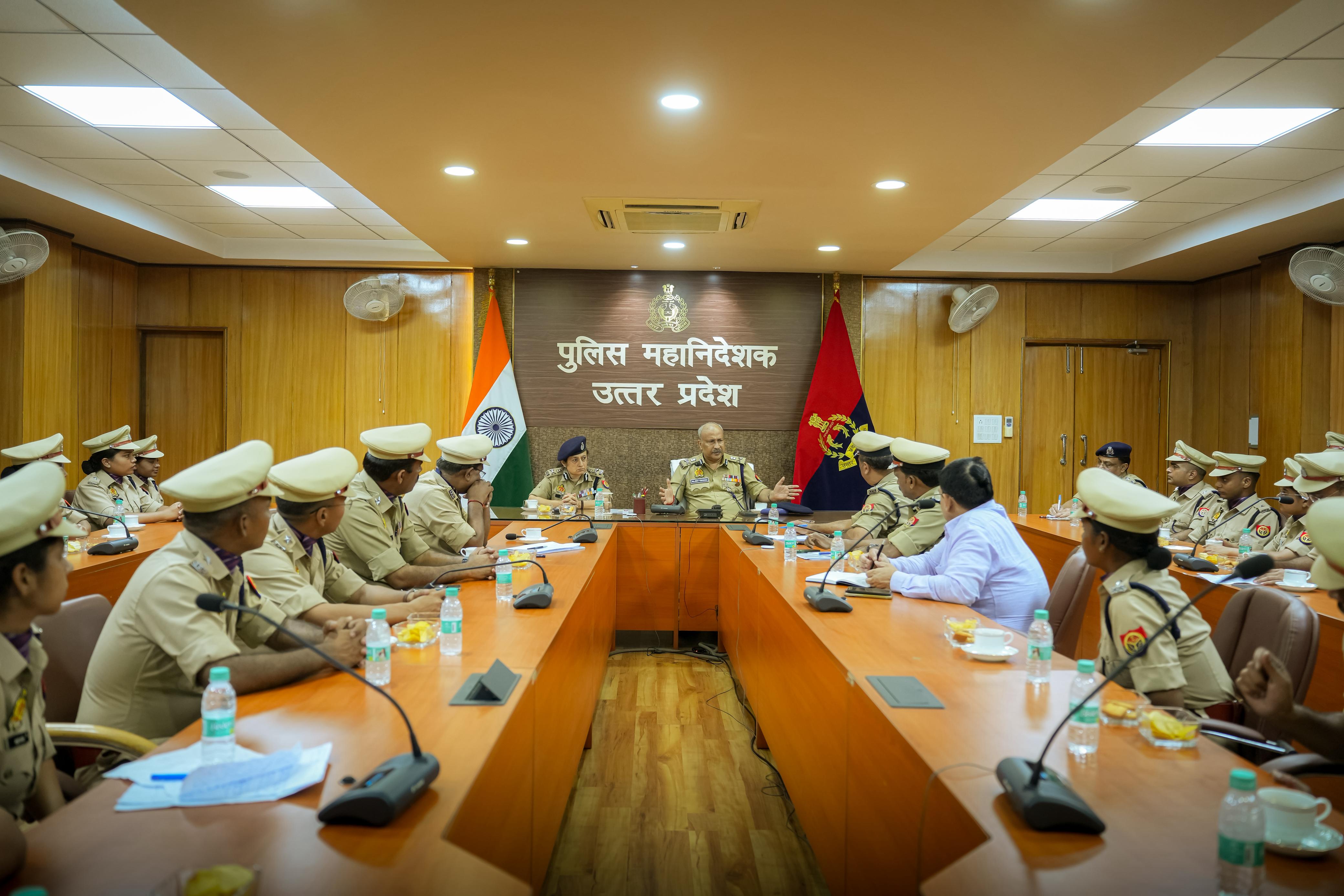 अकादमिक पृष्ठभूमि पर एक नजर: प्रशिक्षुओं में से:  11 अधिकारी परास्नातक हैं (2 M.Sc. और 9 M.A.)  23 अधिकारी स्नातक हैं, जिनमें से:  13 B.Tech.  6 B.Sc.  2 B.A.  1 LLB  1 MBBS  🗣️ प्रशिक्षुओं को पुलिस महानिदेशक के दिशा-निर्देश: अपने प्रेरणात्मक संबोधन में डीजीपी श्री राजीव कृष्ण ने प्रशिक्षणार्थियों को कार्यक्षेत्र में उत्कृष्टता प्राप्त करने के लिए निम्नलिखित प्रमुख बिंदुओं पर मार्गदर्शन दिया:  ब्रीफिंग को कला मानें &ndash; कानून व्यवस्था की ड्यूटी से पूर्व अधीनस्थ बल को उचित दिशा निर्देश देना अनिवार्य है।  विवेकपूर्ण निर्णय लें &ndash; फील्ड की परिस्थितियों का आंकलन स्वयं करें लेकिन अधीनस्थों के सुझावों को भी महत्व दें।  एक उत्कृष्ट अधिकारी में तीन गुण आवश्यक हैं &ndash; खुला दृष्टिकोण (Open Mind), स्पष्ट सोच (Clear Vision), और बेहतर निर्णय क्षमता (Good Judgement)।  प्रशिक्षण में सीखी फोरेंसिक, साइबर क्राइम और कानून संबंधी जानकारियों का भरपूर उपयोग करें।  फील्ड में निर्णय लेते समय प्रशिक्षण व वास्तविकता के बीच संतुलन बनाए रखें।  नेतृत्व स्वयं के उदाहरण से आता है &ndash; अधीनस्थों का विश्वास और सम्मान अर्जित करने हेतु स्वयं प्रेरणा बनें।  ज्ञान, कौशल और सकारात्मक सोच का समावेश करें।  फोर्स को बदलती परिस्थितियों के अनुरूप तैयार करें।  आत्मविश्वासी रहें और समाज में परिवर्तन के संवाहक (Change Agent) बनें।  जनशिकायतों के त्वरित और गुणवत्ता युक्त निस्तारण तथा साइबर अपराध नियंत्रण को सर्वोच्च प्राथमिकता दें।  उत्तर प्रदेश पुलिस को साइबर क्राइम के विरुद्ध देश में अग्रणी बनाने के लक्ष्य में सहभागी बनें।  फील्ड प्रशिक्षण के दौरान आरक्षी से लेकर वरिष्ठ कर्मियों से सीखने की प्रवृत्ति बनाए रखें।  अपने भीतर सदैव उद्देश्य की भावना (Sense of Purpose) जीवित रखें।  व्यावहारिक प्रशिक्षण के दौरान Visionary सोच और Personnel Management की दक्षता विकसित करें।  🏅 सम्मान और शुभकामनाएँ भेंटवार्ता के समापन पर डीजीपी ने सभी प्रशिक्षुओं के उज्जवल भविष्य की कामना की। इस अवसर पर अकादमी की ओर से श्रेष्ठ प्रशिक्षु अधिकारी द्वारा पुलिस महानिदेशक को मोमेंटो भेंट किया गया।  कार्यक्रम में पुलिस महानिदेशक प्रशिक्षण श्रीमती तिलोत्मा वर्मा एवं अपर पुलिस महानिदेशक डॉ. राजीव सब्बरवाल भी उपस्थित रहे।