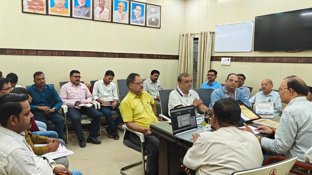 The Chief Medical Officer of Balrampur reviewed the Janani Suraksha Yojana and emphasized the need to increase institutional deliveries.