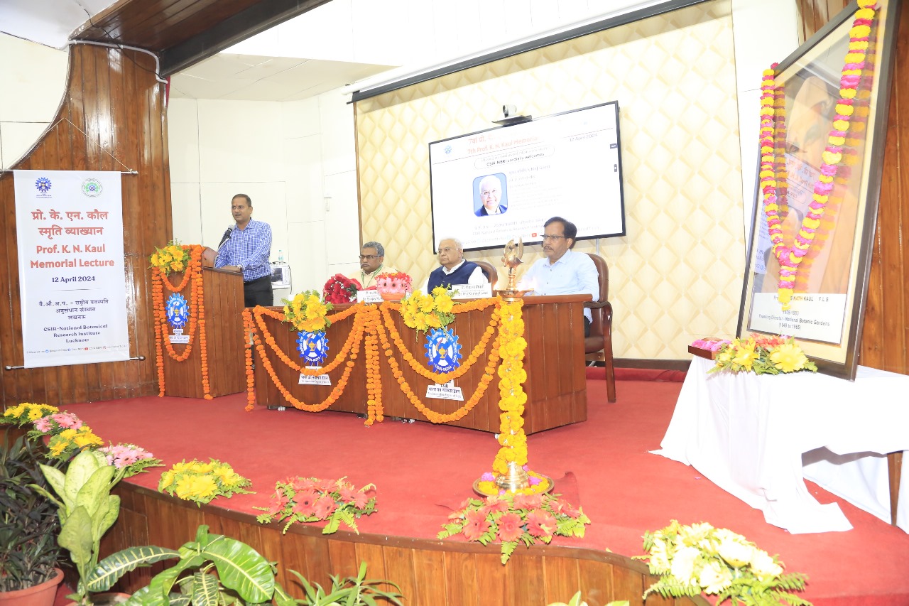 उत्तर प्रदेश डेस्क लखनऊ ( आर एल पाण्डेय)। सीएसआईआर&ndash; एनबीआरआई, लखनऊ ने अपने संस्थापक प्रोफ़ेसर कैलाश नाथ कौल की स्मृति में एक विशेष व्याख्यान आज दिनांक 12 अप्रैल 2024 को आयोजित किया | इस अवसर पर कृषि एवं मंत्रालय के कृषि शिक्षा एवं अनुसंधान विभाग के कृषि वैज्ञानिक चयन मंडल के अध्यक्ष डॉ. संजय कुमार मुख्य अतिथि के रूप में उपस्थित रहे | इस अवसर पर डॉ. संजय कुमार ने सतत जैव आधारित अर्थव्यवस्था में पौधों के महत्व पर स्मृति व्याख्यान प्रस्तुत किया |