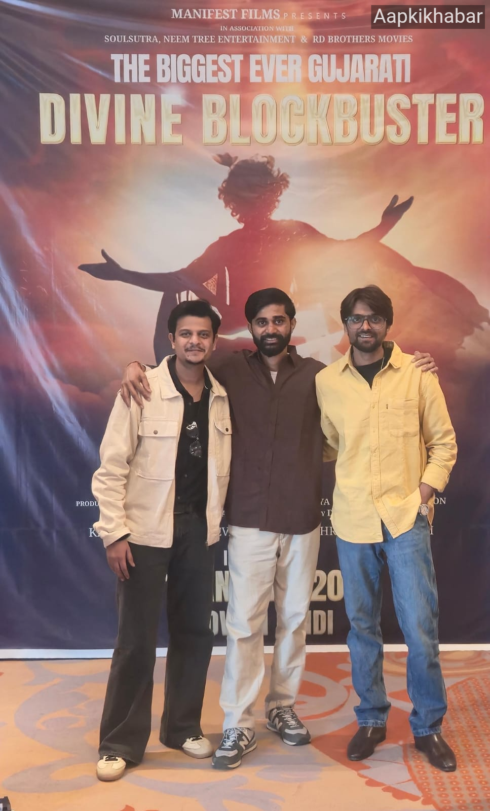 इसी क्रम में फिल्म के अभिनेता श्रुहद गोस्वामी, करण जोशी और निर्देशक अंकित सखिया फिल्म के प्रचार के सिलसिले में नवाबों के शहर लखनऊ पहुँचे। यह फिल्म मैनिफेस्ट फिल्म्स द्वारा प्रस्तुत की गई है। इसके निर्माता पडारिया और जय व्यास हैं। फिल्म में रीवा रच्छ, श्रुहद गोस्वामी और करण जोशी प्रमुख भूमिकाओं में नज़र आ रहे हैं, जबकि निर्देशन की कमान अंकित सखिया ने संभाली है। लखनऊ प्रवास के दौरान कलाकारों ने शहर की मशहूर लखनवी चाट और चाय का स्वाद लिया तथा वेव मॉल में प्रशंसकों से सीधा संवाद किया। दर्शकों के उत्साह और प्रेम से अभिभूत कलाकारों ने इस अनुभव को बेहद खास बताया। कलाकारों की प्रतिक्रिया श्रुहद गोस्वामी ने कहा, &ldquo;लखनऊ ने तो मेरा दिल जीत लिया है&mdash;यहाँ की गर्मजोशी, स्वादिष्ट चाट और अनगिनत कप चाय। वेव मॉल में हमारे प्रशंसकों से मिलना बेहद खास रहा, जिन्होंने पूरे दिल से हमारी फिल्म देखी और अपार प्रेम दिया।&rdquo; करण जोशी ने कहा, &ldquo;लखनऊ की मेहमाननवाज़ी बेमिसाल है&mdash;खाने से लेकर लोगों तक, सब कुछ अपनापन देता है। वेव मॉल में दर्शकों से मिला प्यार अविस्मरणीय है। मैं फिर यहाँ आने के लिए उत्सुक हूँ।&rdquo; निर्देशक अंकित सखिया ने कहा, &ldquo;लखनऊ ने हमें खुले दिल से अपनाया&mdash;शानदार भोजन, अद्भुत अपनापन और ढेर सारा स्नेह। वेव मॉल में दर्शकों को फिल्म से जुड़ते देखना हमारे इस सफर को और भी सार्थक बना गया।&rdquo; फिल्म के बारे में &lsquo;लालो &ndash; कृष्ण सदा सहायते&rsquo; की आत्मा है लालो&mdash;एक साधारण पारिवारिक व्यक्ति और रिक्शा चालक, जो जीवन की कठिन परिस्थितियों और अपने अतीत की परछाइयों से जूझ रहा है। जब हालात उसके नियंत्रण से बाहर होते चले जाते हैं, तो उसका संसार भीतर और बाहर दोनों स्तरों पर बिखरने लगता है। इसी संघर्ष के बीच जीवन एक अप्रत्याशित मोड़ लेता है, जब लालो का सामना एक दैवीय शक्ति से होता है। इसके बाद शुरू होती है आस्था, भय, अंतर्द्वंद्व और आशा की गहन यात्रा, जो उसके विश्वासों को चुनौती देती है और उसे आत्मिक रूप से रूपांतरित करती है। यथार्थ से जुड़ी और गहराई से आध्यात्मिक यह फिल्म दर्शकों को लालो के मन और आत्मा की यात्रा में सहभागी बनाती है&mdash;एक ऐसी खोज, जो अंत तक जारी रहती है।