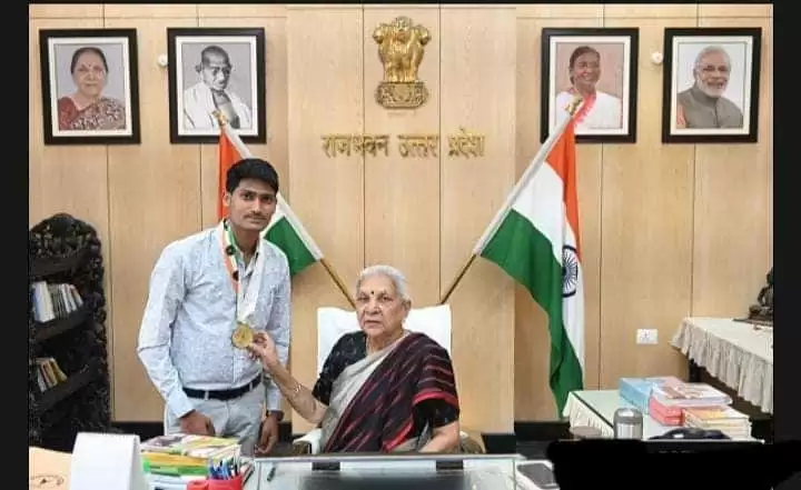 Parvatarohi ko rajypal ne sammanit kiya 