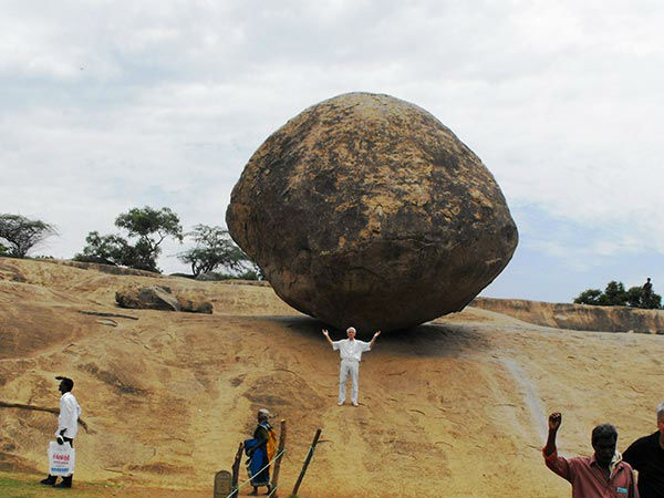 मिस्टीरीअस रॉक तमिलनाडु के चेन्नई के महाबलिपुरम में करीब 1200 साल प्राचीन पत्थर एक रहस्य बना हुआ
