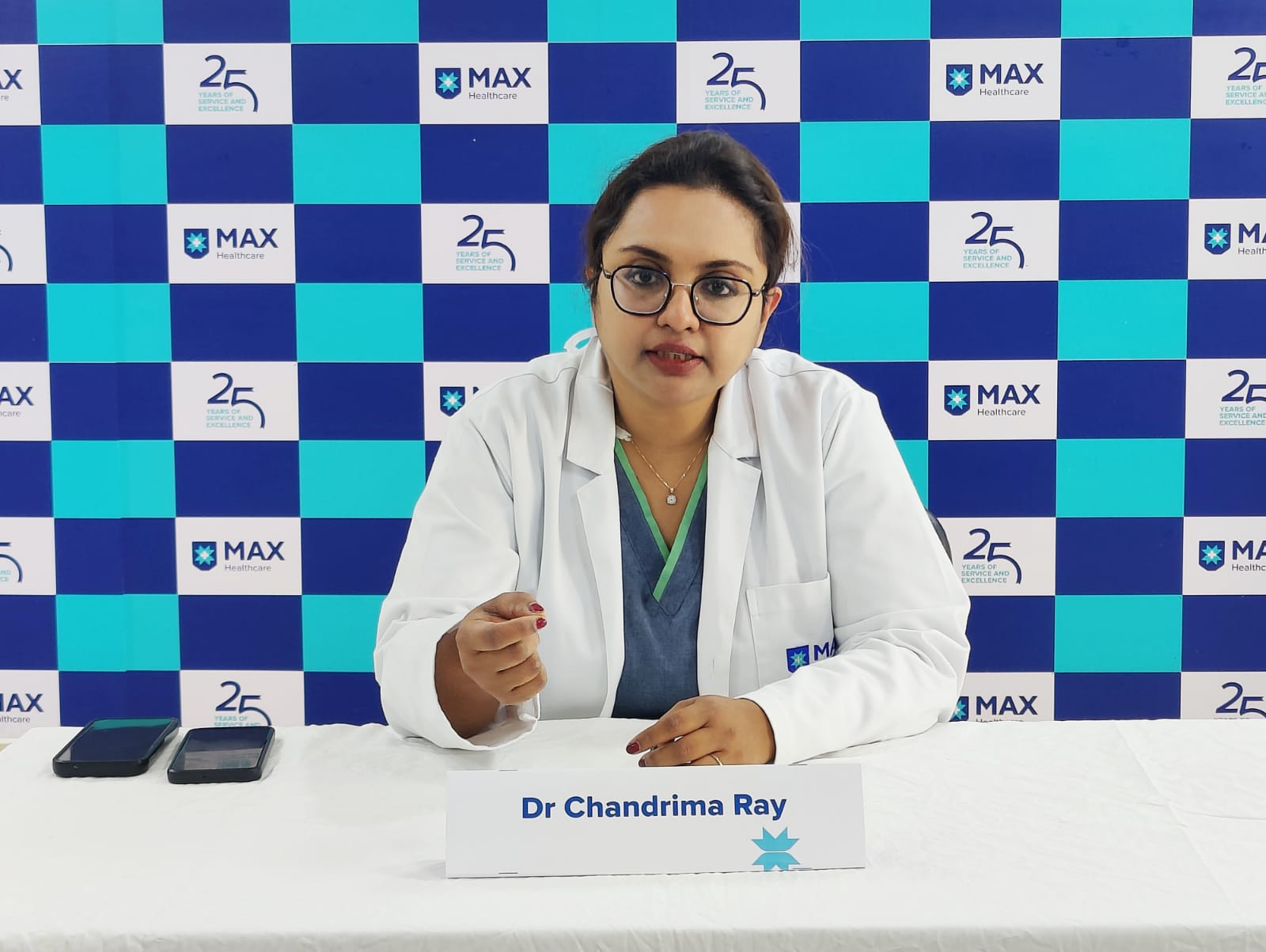 मैक्स सुपर स्पेशियलिटी हॉस्पिटल, लखनऊ में गायनेकोलॉजिकल ऑन्को-सर्जरी की कंसल्टेंट डॉ. चंद्रिमा रे ने कहा कि जानकारी के अभाव, डर और कई तरह की भ्रांतियों के कारण महिलाएं समय रहते जांच नहीं करवा पातीं। उन्होंने बताया, &ldquo;आज लखनऊ जैसे शहरों में भी बड़ी संख्या में महिलाएं नियमित सर्वाइकल कैंसर स्क्रीनिंग से दूरी बनाए रखती हैं। पैप स्मीयर जांच को लेकर दर्द या असहजता की गलत धारणा फैली हुई है, जबकि यह जांच सामान्य और सुरक्षित होती है।&rdquo;  डॉ. रे के अनुसार, मानसिक संकोच और आर्थिक बोझ की आशंका भी जांच में देरी का बड़ा कारण बनती है। उन्होंने स्पष्ट किया कि प्रारंभिक अवस्था में सर्वाइकल कैंसर की पहचान हो जाए तो इसका उपचार न केवल सरल होता है, बल्कि मरीज के स्वस्थ होने की संभावना भी काफी अधिक रहती है।  विशेषज्ञों ने महिलाओं से अपील की है कि वे नियमित स्वास्थ्य जांच को प्राथमिकता दें और किसी भी लक्षण को नजरअंदाज न करें। समय पर जांच और सही जानकारी के माध्यम से सर्वाइकल कैंसर जैसी गंभीर बीमारी से बचाव संभव है।