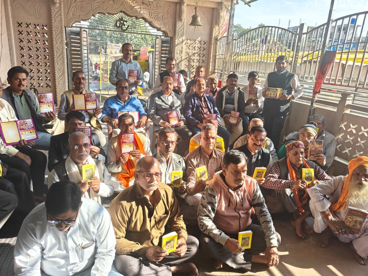 आगामी 14 दिसंबर, रविवार को होने वाले रजत जयंती समारोह की समीक्षा बैठक में श्री दूबे ने गोष्ठी के पदाधिकारियों को विभिन्न दायित्व सौंपते हुए कार्यक्रम के व्यापक प्रचार-प्रसार पर विशेष जोर दिया। उन्होंने कहा कि यह समारोह गीता के संदेश को समाज तक और अधिक प्रभावशाली रूप से पहुंचाने का अवसर है।  गोष्ठी के संस्थापक सदस्य जनार्दन सिंह ने गोष्ठी परिवार से आह्वान किया कि नगर के प्रत्येक सनातनी परिवार से कम से कम एक सदस्य को समारोह में शामिल कराने का प्रयास किया जाए, ताकि कार्यक्रम भव्यता के साथ सफल हो सके।  बैठक में शामिल लगभग पाँच दर्जन पदाधिकारियों ने नगर और आसपास के ग्रामीण क्षेत्रों में निमंत्रण पत्र वितरित करने तथा प्रचार-प्रसार करने का संकल्प दोहराया।  बैठक में धीरेंद्र प्रताप पाण्डेय, के.के. श्रीवास्तव, चन्द्रभाल मिश्र, रमेश दूबे, उत्तम कुमार शुक्ल, राम सेवक सिंह, विजय शंकर, दुर्गा प्रसाद चतुर्वेदी, विजय मिश्रा, छेदीलाल सैनी, पंकज दूबे, राम अनुज दूबे और अशोक जायसवाल सहित कई पदाधिकारी उपस्थिति रहे।