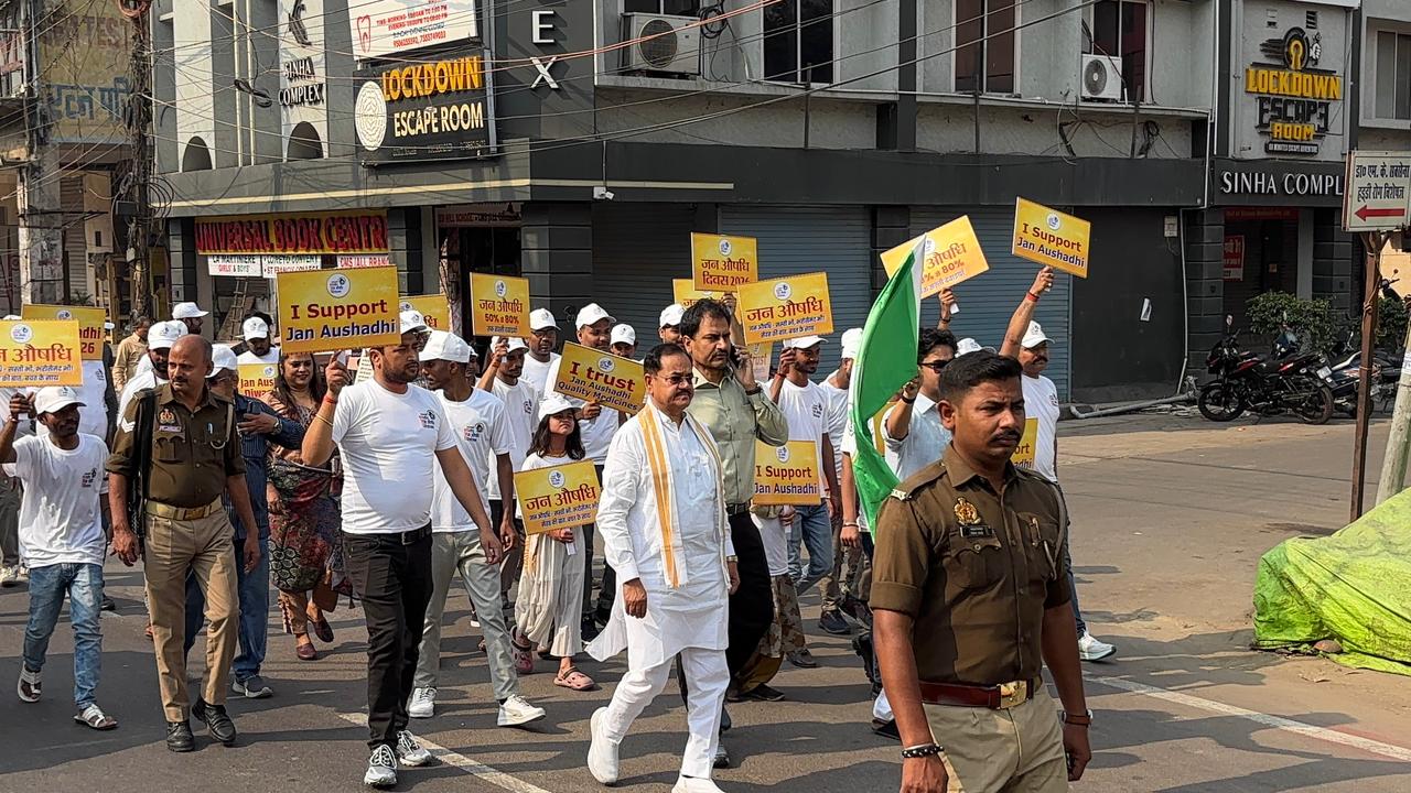 जन औषधि संकल्प पदयात्रा: पूर्व विधायक बृजेश सौरभ मिश्रा ने दिखाई हरी झंडी; 'सस्ती दवा, अच्छी दवा' का दिया संदेश