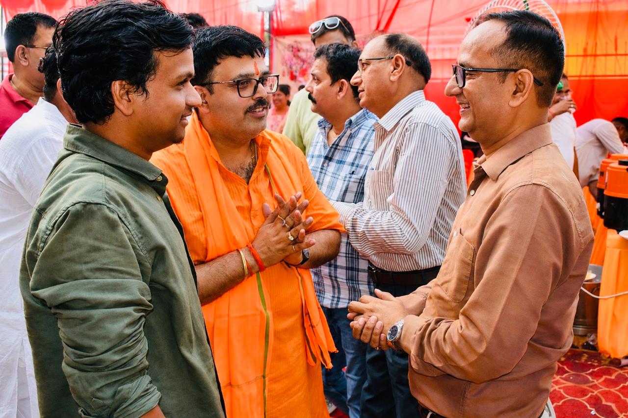 इस आयोजन की सबसे खास बात इसका स्वरूप रहा। अमूमन भंडारों में प्लास्टिक और थर्माकोल के बर्तनों के कारण भारी मात्रा में कचरा होता है, लेकिन इस कार्यक्रम को पूरी तरह से 'ईको फ्रेंडली' (Eco-Friendly) बनाया गया था। प्रसाद वितरण के साथ-साथ यहाँ आए सभी श्रद्धालुओं को पर्यावरण संरक्षण और स्वच्छता के प्रति जागरूक किया गया।  महापौर सुषमा खर्कवाल और विधायक ओ. पी. श्रीवास्तव ने बढ़ाई शोभा इस पुनीत कार्य में शहर की प्रथम नागरिक व महापौर सुषमा खर्कवाल (Sushma Kharkwal) और पूर्वी विधानसभा क्षेत्र के लोकप्रिय विधायक ओ. पी. श्रीवास्तव (O. P. Srivastava) ने मुख्य अतिथि के रूप में शिरकत की। दोनों जनशिल्पियों ने आयोजकों के इस अनूठे और पर्यावरण-अनुकूल प्रयास की जमकर सराहना की।  इस अवसर पर सुदीक्षा फाउंडेशन के संस्थापक ई. शिवम पांडेय, सचिव चंद्रेश द्विवेदी जी, विमलेश मिश्रा जी और सुनील मिश्रा जी सहित क्षेत्र के अनेक गणमान्य नागरिक और भारी संख्या में स्थानीय लोग उपस्थित रहे।  समाज सेवा के साथ 'हरित संदेश' देना मुख्य लक्ष्य आयोजकों का संदेश: सुदीक्षा फाउंडेशन और रेकॉन एनवायरो की टीम ने बताया कि प्रभु श्री राम और हनुमान जी की सेवा के साथ-साथ प्रकृति की रक्षा करना भी हमारा परम कर्तव्य है। इसीलिए इस भंडारे में केवल पर्यावरण के अनुकूल (Bio-degradable) सामग्री का ही उपयोग किया गया। संस्था का मुख्य उद्देश्य समाज सेवा के साथ-साथ लोगों को स्वच्छता और 'ग्रीन एवं क्लीन' एनवायरनमेंट के प्रति सचेत करना है।  दिनभर चले इस विशाल भंडारे में हजारों की संख्या में राहगीरों और श्रद्धालुओं ने बड़े ही अनुशासित ढंग से प्रसाद ग्रहण किया और स्वाद के साथ-साथ इस स्वच्छता मुहिम की भी खुले दिल से तारीफ की।