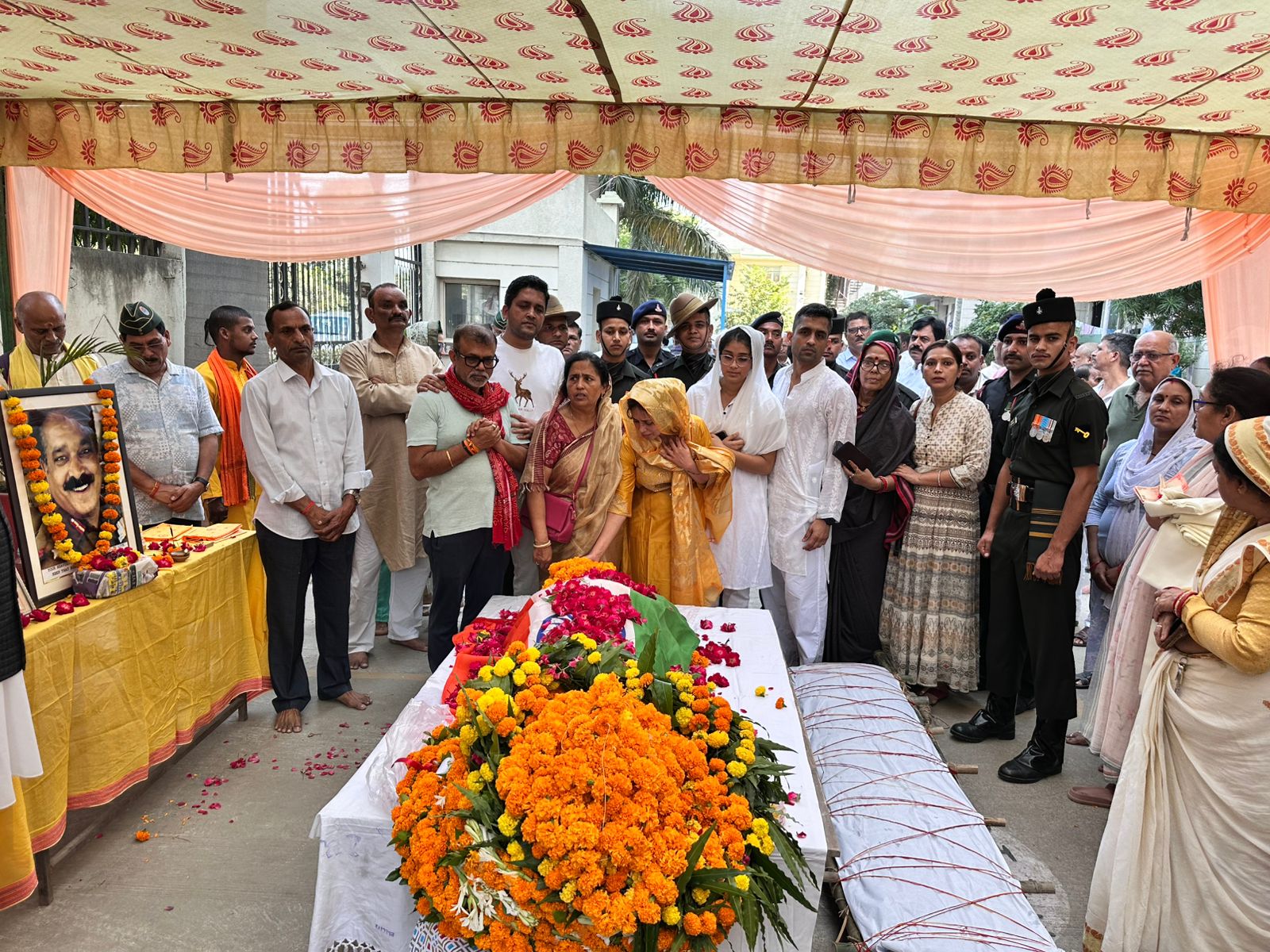 Former Awadh Province President of the All India Ex-Servicemen Service Council, Colonel R.P. Singh, passed away and was given a final farewell with military honours.