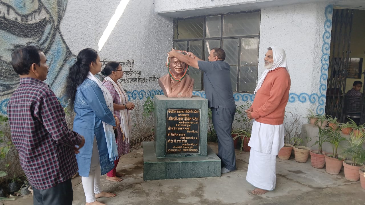 वरिष्ठ जेल अधीक्षक मिजाजी लाल को सेवानिवृत्ति पर विनोबा सेवा आश्रम में भावभीनी विदाई