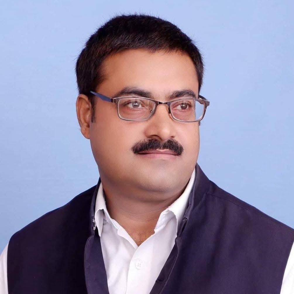 📅 वार्षिक कैलेंडर बनाम जमीनी हकीकत: छुट्टियों में काम की लंबी फेहरिस्तशिक्षक संघ ने शिक्षा निदेशक को भेजे पत्र में वार्षिक कैलेंडर और छुट्टियों के दौरान सौंपे गए अतिरिक्त कार्यों का पूरा ब्योरा पेश किया है:कागजी ग्रीष्मावकाश: माध्यमिक शिक्षा के आधिकारिक वार्षिक कैलेंडर के अनुसार, पूरे प्रदेश में 21 मई से 30 जून 2026 तक ग्रीष्मावकाश (गर्मियों की छुट्टियां) घोषित है।जनगणना ड्यूटी का दबाव: कैलेंडर के विपरीत, 22 मई से 20 जून तक पूरे प्रदेश के शिक्षकों की ड्यूटी अनिवार्य रूप से जनगणना कार्य में लगा दी गई है, जिससे ग्रीष्मावकाश का मूल उद्देश्य ही समाप्त हो गया है।स्टेशन छोड़ने पर पाबंदी: कई जिलों के जिला विद्यालय निरीक्षकों (DIOS) द्वारा शिक्षकों के मुख्यालय या स्टेशन छोड़ने पर पूरी तरह रोक लगा दी गई है, जिससे वे अपने परिवारों से भी नहीं मिल पा रहे हैं।📝 जून में होने वाली परीक्षाओं की सूची, जिनमें लगी है शिक्षकों की ड्यूटी:परीक्षा का नामनिर्धारित तिथियांप्रशिक्षित स्नातक शिक्षक (TGT) भर्ती परीक्षा3 और 4 जून 2026यूपी पुलिस आरक्षी नागरिक भर्ती लिखित परीक्षा8, 9 और 10 जून 2026 (दो पारियों में)अन्य परीक्षाएंबीटीसी (BTC) और बीएड (B.Ed.) परीक्षाएं⚖️ क्या कहते हैं नियम? (अधिनियम और वित्तीय नियमावली का हवाला)प्रदेश मंत्री संजय द्विवेदी ने अपने पत्र में इण्टर शिक्षा अधिनियम, 1921 और वित्तीय नियमों का कानूनी हवाला देते हुए शिक्षकों के अधिकारों की बात रखी:इंटर शिक्षा अधिनियम 1921 (अध्याय-3, विनियम 99): इस नियम के तहत अशासकीय सहायता प्राप्त (एडेड) माध्यमिक विद्यालयों के शिक्षकों को ठीक उसी तरह और उन्हीं प्रतिबंधों के अधीन अवकाश देय हैं, जैसे राजकीय उच्चतर माध्यमिक विद्यालयों के अध्यापकों पर लागू होते हैं।वित्तीय नियम संग्रह (खंड-2, मूल नियम 81-ख (1)): इसके तहत यदि किसी सरकारी या शासकीय कार्य के कारण शिक्षकों को उनके संपूर्ण या आंशिक दीर्घावकाश (वेकेशन) का उपभोग नहीं करने दिया जाता है, तो उस अवधि के अनुपात में उनके खाते में अर्जित अवकाश (Earned Leave / उपार्जित अवकाश) जोड़ा जाना अनिवार्य है।📌 शिक्षक संघ की मुख्य मांगेंउत्तर प्रदेश माध्यमिक शिक्षक संघ ने शिक्षा निदेशक से मांग की है कि पूर्व के वर्षों की भांति इस बार भी नियमों का पालन किया जाए:अर्जित अवकाश की स्वीकृति: वर्ष 2026 के ग्रीष्मावकाश के दौरान जिन भी अशासकीय सहायता प्राप्त माध्यमिक विद्यालयों के शिक्षकों और प्रधानाचार्यों से जनगणना, बोर्ड परीक्षाओं, मूल्यांकन, विभिन्न प्रतियोगी परीक्षाओं या उनकी ब्रीफिंग (तैयारी बैठकों) का कार्य लिया जा रहा है, उन्हें उसके बदले नियमानुसार अर्जित अवकाश (EL) दिया जाए।आदेश जारी करने की अपील: संघ ने महानिदेशक और शिक्षा निदेशक से अनुरोध किया है कि सभी जिलों के DIOS को इस संबंध में तत्काल स्पष्ट दिशा-निर्देश और आदेश जारी किए जाएं ताकि शिक्षकों के अवकाश लेखे में ये दिन जमा हो सकें।