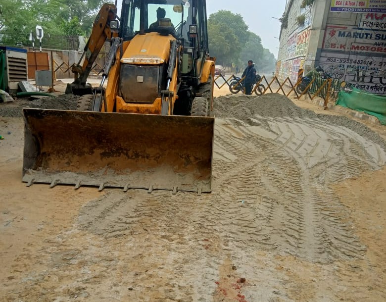 टेढ़ी पुलिया में सड़क धंसाव की मरम्मत पूरी, सुएज की तत्परता से यातायात बहाली का रास्ता साफ