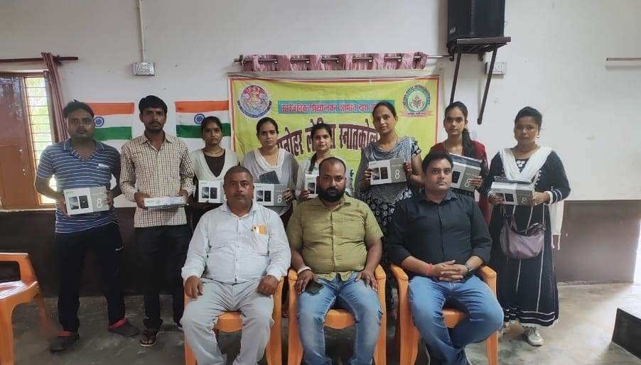 इस विशेष अवसर पर एम.ए. और एम.एससी. कक्षाओं के छात्र-छात्राओं को टैबलेट वितरित किए गए। कार्यक्रम को संबोधित करते हुए डॉ. शशिकांत पांडेय ने कहा कि महाविद्यालय में छात्रों को ऑनलाइन शिक्षण व प्रशिक्षण की समुचित व्यवस्था दी जा रही है। ई-लर्निंग प्लेटफ़ॉर्म के माध्यम से समस्त पाठ्य सामग्री विद्यार्थियों को डिजिटल रूप में उपलब्ध कराई जा रही है।  उन्होंने यह भी कहा कि आधुनिक तकनीक के इस युग में टैबलेट जैसे डिवाइस शिक्षा का एक सशक्त माध्यम बन गए हैं, जिससे छात्र सरलता से विभिन्न विषयों की गहराई से जानकारी प्राप्त कर सकते हैं। उन्होंने छात्रों को सलाह दी कि वे इस तकनीक का सदुपयोग अपनी उच्च शिक्षा में करें।  कार्यक्रम की अध्यक्षता करते हुए ग्राम प्रधान रोहित मिश्रा ने बताया कि आज का युग डिजिटल युग है और ऑनलाइन माध्यमों से विश्वभर की जानकारी कुछ ही क्षणों में प्राप्त की जा सकती है। उन्होंने कहा कि नई शिक्षा नीति के अंतर्गत पीपीटी और प्रोजेक्ट्स तैयार करने में टैबलेट बेहद उपयोगी सिद्ध होंगे। तकनीकी शिक्षा से छात्रों को नए अवसरों की प्राप्ति और करियर के रास्ते सहज होते हैं।  इस कार्यक्रम में महाविद्यालय के शिक्षक आनंद विशारद, शिवम शुक्ला, पारुल, सुमन, वैष्णवी सहित कॉलेज परिवार के कई सदस्य उपस्थित रहे। सभी ने इस पहल की सराहना करते हुए छात्रों को तकनीकी रूप से सशक्त बनाने की दिशा में इसे एक महत्वपूर्ण कदम बताया।