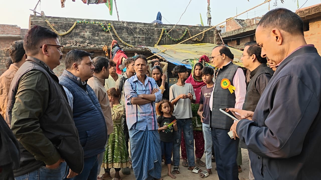 ग्रामीणों से सीधा संवाद, सरकारी योजनाओं की स्थिति का किया मूल्यांकन