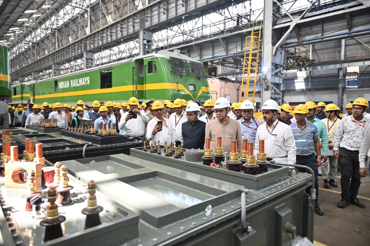 रेल मंत्री अश्विनी वैष्णव ने किया वाराणसी के रेलवे स्टेशनों और बरेका का दौरा, क्षमता बढ़ाने पर जोर