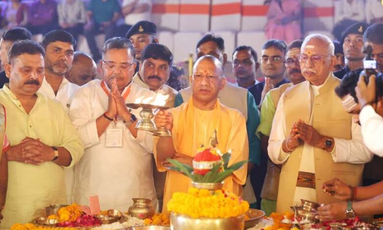 मुख्यमंत्री योगी आदित्यनाथ ने नमो घाट पर पहला दीप प्रज्वलित कर देव दीपावली का किया शुभारम्भ