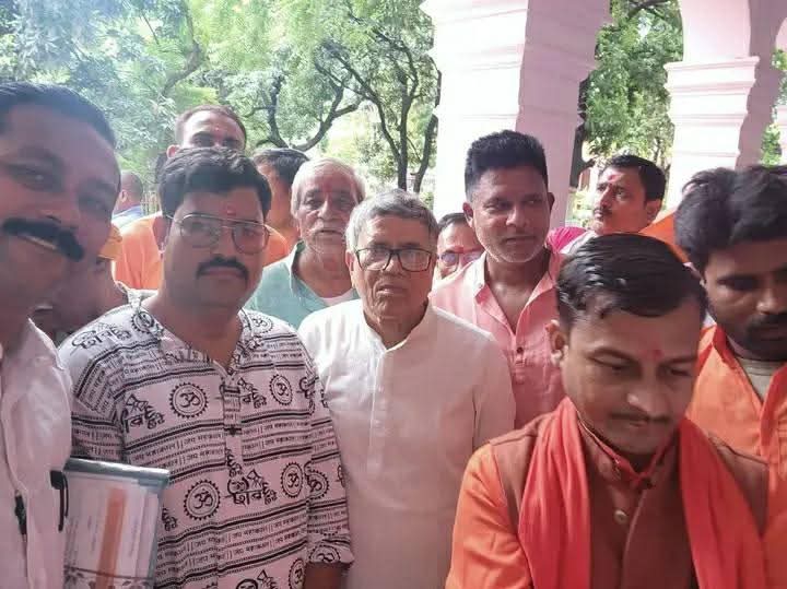 Big news from Gorakhpur: National President of Rashtriya Yuva Vahini, Chandan Pathak met Chief Minister's representative Dwarkanath Tiwari.