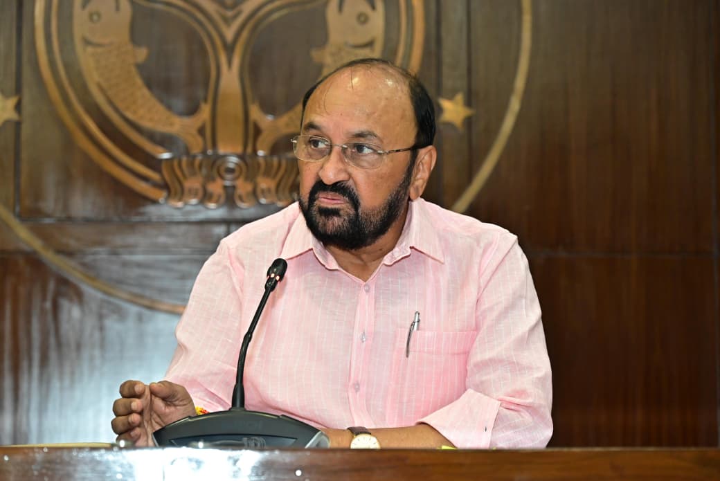 इस निर्णय पर प्रदेश के उच्च शिक्षा मंत्री एवं आगरा दक्षिण विधायक योगेंद्र उपाध्याय ने मुख्यमंत्री का आभार व्यक्त करते हुए इसे आगरा के लिए बड़ी सौगात बताया।  मंत्री योगेंद्र उपाध्याय ने कहा कि आगरा कैंट से कालिन्दी विहार तक प्रस्तावित मेट्रो कॉरिडोर के निर्माण से शहर में यातायात का दबाव कम होगा, लोगों के समय की बचत होगी और पर्यावरण संरक्षण को भी बढ़ावा मिलेगा। उन्होंने कहा कि योगी सरकार आगरा को विश्वस्तरीय शहरी अवसंरचना से सुसज्जित करने की दिशा में लगातार कार्य कर रही है।  उन्होंने कहा कि आगरा मेट्रो परियोजना से स्थानीय नागरिकों के साथ-साथ पर्यटकों को भी तेज, सुरक्षित और सुगम आवागमन की सुविधा मिलेगी, जिससे शहर की आधुनिक परिवहन व्यवस्था को नई मजबूती प्राप्त होगी।  उल्लेखनीय है कि मौजा चक अव्वल, तहसील सदर स्थित खसरा संख्या-618, नजूल भूखंड संख्या-1619 में क्षेत्रीय सेवायोजन कार्यालय परिसर की पार्क के रूप में उपलब्ध 550 वर्गमीटर रिक्त भूमि को उत्तर प्रदेश मेट्रो रेल कॉर्पोरेशन लिमिटेड को मेट्रो स्टेशन एवं वायडक्ट निर्माण के लिए हस्तांतरित किया जाएगा।  यह भूमि निर्धारित शर्तों एवं प्रतिबंधों के अधीन सर्किल दर पर छूट प्रदान करते हुए निःशुल्क आवंटित की जाएगी।