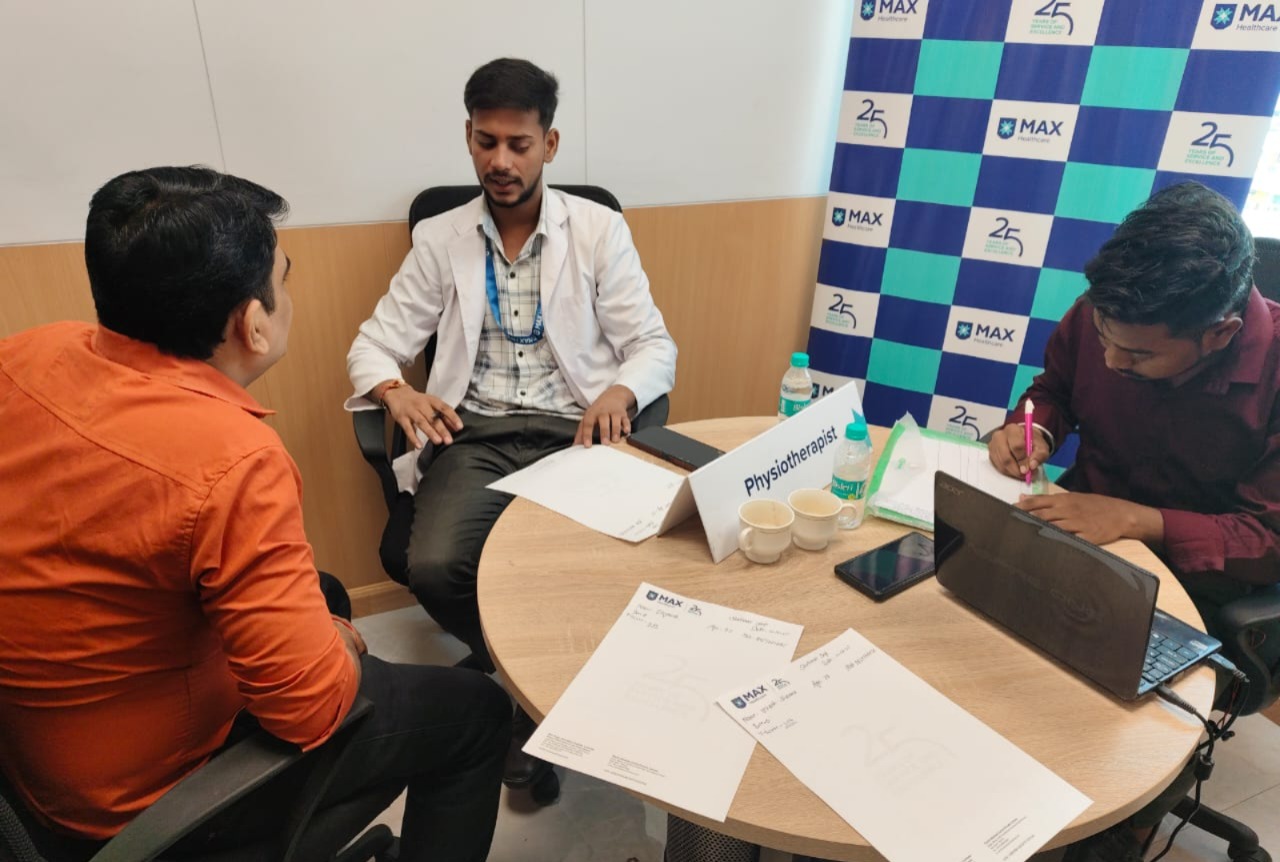 ऑर्थोपेडिक स्वास्थ्य पर विशेष फोकस इस स्वास्थ्य शिविर में शालीमार ग्रुप के 100 से अधिक कर्मचारियों और सहयोगियों ने हिस्सा लिया। शिविर का मुख्य फोकस ऑर्थोपेडिक स्पेशलिटी पर रहा, जिसमें निम्नलिखित सुविधाएँ प्रदान की गईं: विशेषज्ञ डॉक्टरों द्वारा ओपीडी परामर्श। हड्डियों के स्वास्थ्य का आकलन करने के लिए बोन मिनरल डेंसिटी (BMD) टेस्ट। मैक्स हॉस्पिटल के विशेषज्ञ डॉक्टरों ने हड्डियों के स्वास्थ्य को बनाए रखने के लिए पोषण और नियमित व्यायाम से जुड़ी महत्वपूर्ण जानकारी भी साझा की। एमडी खालिद मसूद: स्वास्थ्य एक सामाजिक प्रतिबद्धता इस पहल के महत्व पर प्रकाश डालते हुए, शालीमार समूह के प्रबंध निदेशक श्री खालिद मसूद ने कहा, "शालीमार केवल भवन निर्माण तक ही सीमित नहीं है, बल्कि उन लोगों के स्वास्थ्य से भी जुड़ा है जो इन घरों में अपना जीवन बसाते हैं। कर्मचारियों के अच्छे स्वास्थ्य की ज़िम्मेदारी उठाना हमारी सामाजिक और कॉर्पोरेट प्रतिबद्धता का एक हिस्सा है।" उन्होंने आगे कहा, "हमारा मानना है कि समाज की सेवा करना और सेहत के बारे में जागरूकता फैलाना बहुत ज़रूरी है। ऐसे हेल्थ कैम्प लोगों तक समय पर और आसान चिकित्सा सुविधाएँ पहुँचाने की हमारी सोच से प्रेरित हैं। शालीमार ग्रुप भविष्य में भी इस तरह की कल्याणकारी पहल जारी रखेगा।"