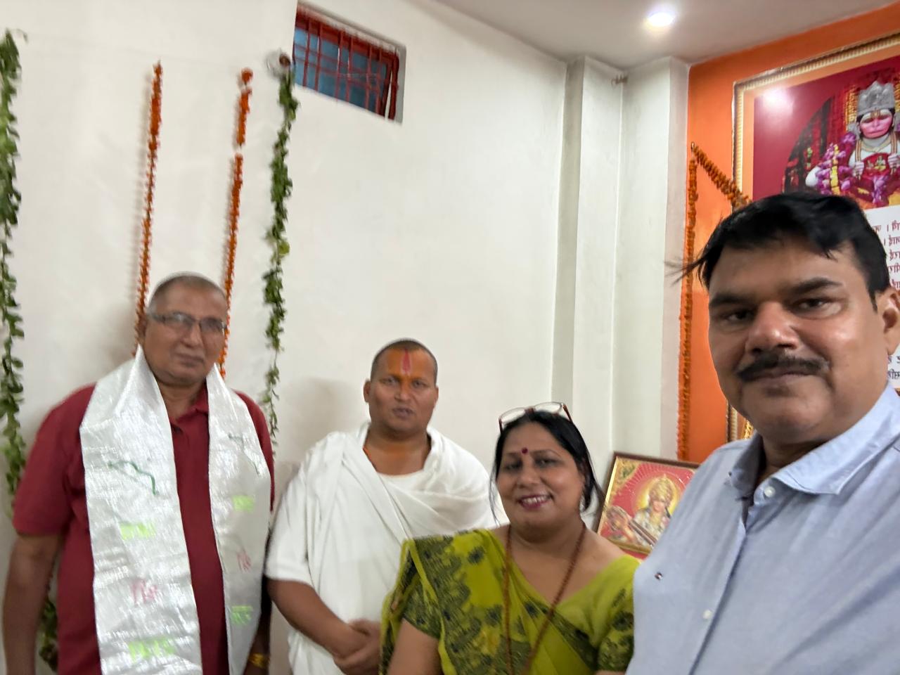 Sarvajan Sanatan Party officials met Mahant Dhirendra Vashishtha of Laxman Peeth, discussed expansion of the organization