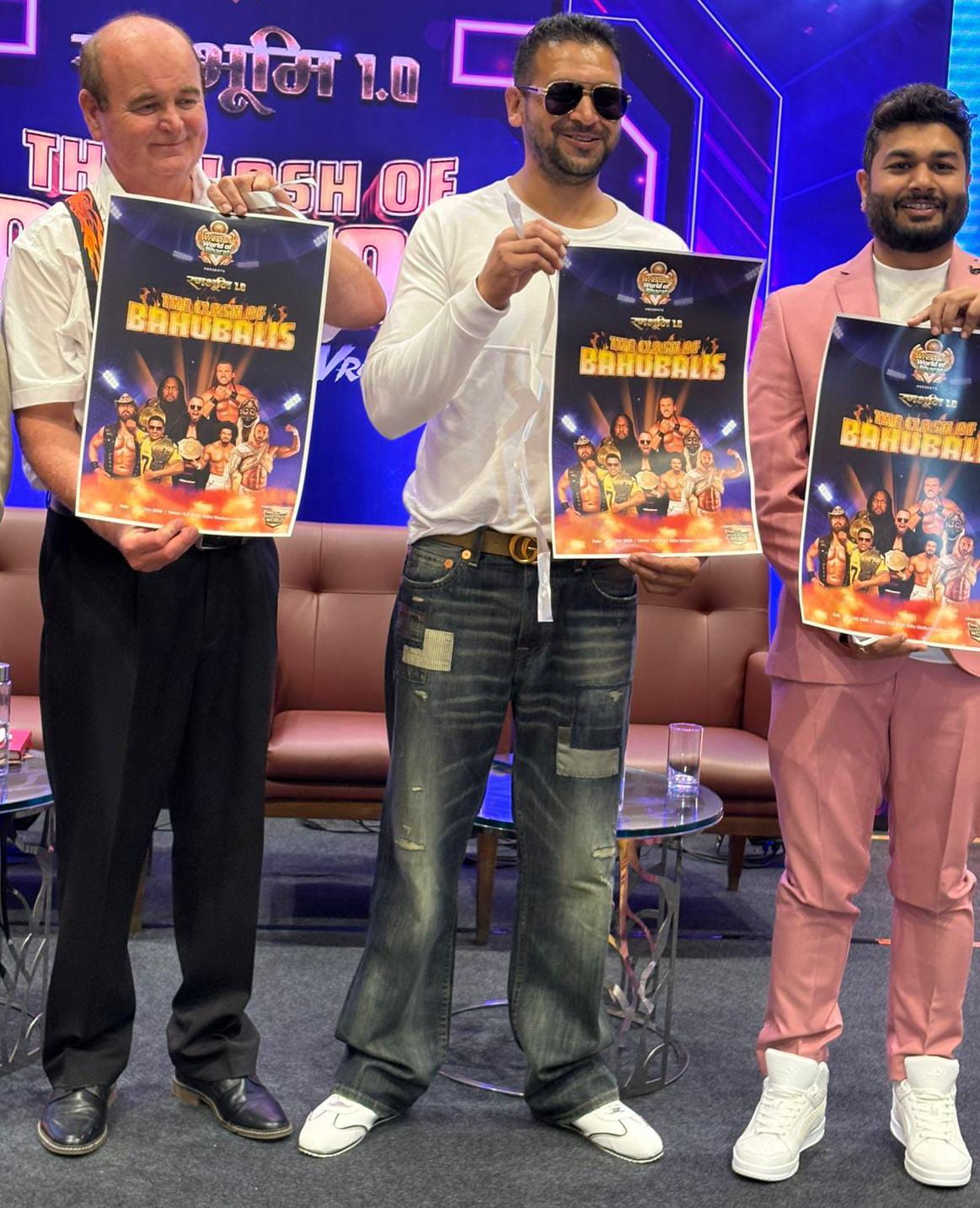 इंटरनेशनल रेसलर्स का महासंग्राम "द क्लैश ऑफ बाहुबलीज़" में दुनिया के कई दिग्गज फ्रीस्टाइल रेसलिंग सुपरस्टार्स हिस्सा लेने आ रहे हैं। अब तक तय हुए विदेशी पहलवानों में शामिल हैं:  क्रिस मास्टर्स (अमेरिका)  जो ई. लीजेंड (कनाडा)  ग्रेट अलोफा (समोआ/अमेरिका)  कार्लिटो (प्यूर्टो रिको)  ज़ुबरी (दक्षिण अफ्रीका)  काउबॉय जे. स्टॉर्म (अमेरिका)  टी.जे. ट्रेमर (दक्षिण अफ्रीका) और अन्य।  भारत की ओर से, वर्ल्ड हैवीवेट चैंपियन टाइगर राप्ता और बारूद जैसे नामी पहलवान इस अंतरराष्ट्रीय मुकाबले में उतरेंगे, जो भारत की ताकत और परंपरा का प्रतिनिधित्व करेंगे।  कुश्ती की विरासत को आधुनिक मंच इस आयोजन की औपचारिक घोषणा एक प्रेस कॉन्फ्रेंस में की गई, जिसमें राज सिंह (संस्थापक – रेसलिंग वर्ल्ड ऑफ भारत), मार्क बील (चेयरमैन – WWP/WAW, दक्षिण अफ्रीका), टाइगर राप्ता, अनिता सिंह (सह-संस्थापक), और हसन याकूब (को-चेयरमैन – ASSOCHAM) मौजूद रहे।  राज सिंह ने कहा, “यह सिर्फ एक शो नहीं, बल्कि भारत के सबसे पुराने और प्रिय खेल—कुश्ती—को नए रूप में पुनर्जीवित करने का मिशन है। हमारे पूर्वजों की विरासत को आधुनिक मंच पर लाना ही इस आयोजन का उद्देश्य है। अब वक्त है कि भारत अपने बाहुबली योद्धाओं के दम पर दुनिया को दिखाए कि असली ताकत क्या होती है।”  मार्क बील ने, जो 50 से अधिक देशों में शो आयोजित कर चुके हैं, भारत की संस्कृति और जुनून की सराहना की। उन्होंने कहा कि यह साझेदारी भारत और दुनिया के रेसलिंग जगत को जोड़ने का सेतु बनेगी।  लक्ष्य और भविष्य की योजना राज सिंह और अनिता सिंह का एकमात्र उद्देश्य भारत की प्राचीन कुश्ती परंपरा को पुनर्जीवित करना और उन भारतीय पहलवानों को मंच देना है, जिन्हें अब तक अवसर नहीं मिले हैं। इसके साथ ही, लखनऊ में एक फ्रीस्टाइल प्रोफेशनल रेसलिंग इंस्टीट्यूट की स्थापना करने का भी विचार है, ताकि देशभर के युवा पहलवानों को सही दिशा मिल सके।  “रणभूमि 1.0 : क्लैश ऑफ बाहुबलीज़” सिर्फ एक खेल आयोजन नहीं, बल्कि भारत की ताकत, परंपरा और खेल भावना को फिर से विश्व मंच पर लाने का एक अभियान है।