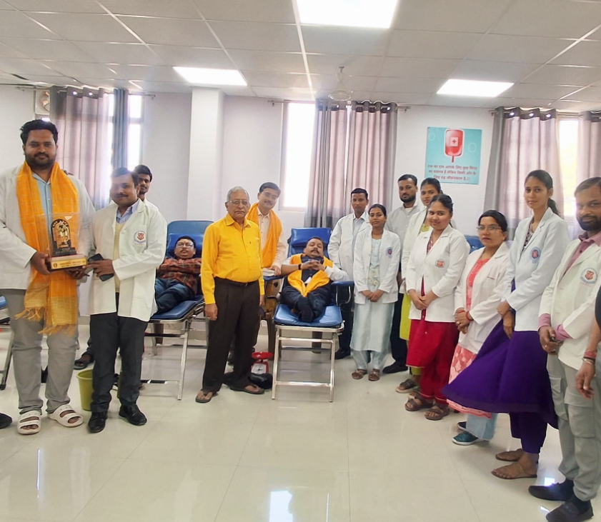 रजिस्ट्रेशन में भारी उत्साह शिविर के लिए कुल 75 लोगों ने पंजीकरण कराया था। हालांकि, गहन चिकित्सा परीक्षण के बाद 18 लोग स्वास्थ्य कारणों से 'अनफिट' पाए गए, जिसके चलते कुल 57 सफल रक्तदान संपन्न हुए। समाज के संरक्षक हरी जीवन रस्तोगी ने इस सफलता पर खुशी जाहिर करते हुए घोषणा की कि समाज अब हर तिमाही (तीन महीने) में रक्तदान शिविर का आयोजन करेगा। उन्होंने बताया कि डोनर कार्ड के माध्यम से जरूरतमंदों को समय पर रक्त उपलब्ध कराया जाएगा।  उद्घाटन और मुख्य अतिथि के विचार शिविर का विधिवत उद्घाटन केजीएमयू के रेस्पिरेटिरी विभागाध्यक्ष डॉ. सूर्याकांत और अखिल भारतीय हरिश्चन्द्र वंशीय महासभा के राष्ट्रीय अध्यक्ष राजीव रस्तोगी ने दीप जलाकर किया।  डॉ. सूर्याकांत ने कहा, "रक्तदान महादान है। इससे शरीर को कोई कमजोरी नहीं आती है, बल्कि शरीर एक सप्ताह के भीतर ही इसकी भरपाई कर लेता है।"  राजीव रस्तोगी ने समाज की सराहना करते हुए कहा कि लखनऊ हरिश्चन्द्र वंशीय समाज सेवा के क्षेत्र में नए पदचिह्न बना रहा है और रक्तदान जैसा पुण्य कार्य समाज के हर वर्ग के लिए प्रेरणा है।  65 वर्षीय डॉ. मनोज रस्तोगी ने पेश की मिसाल शिविर का मुख्य आकर्षण डॉ. मनोज रस्तोगी रहे। 65 वर्ष की आयु में उन्होंने 85वीं बार रक्तदान कर युवाओं के सामने एक अनूठा उदाहरण पेश किया। उनके इस जज्बे को सभी अतिथियों और पदाधिकारियों ने सराहा।  इनका रहा विशेष सहयोग कार्यक्रम को सफल बनाने में उपाध्यक्ष ब्रजेश रस्तोगी, महामंत्री प्रदीप रस्तोगी, हरिश्चन्द्र दर्पण समिति के अध्यक्ष गिरीश रस्तोगी, स्टार्टअप समिति के अध्यक्ष सुधांशु, मंत्री आशुतोष और सुहासिनी की उपाध्यक्ष सीमा रस्तोगी सहित समाज के अनेक कार्यकर्ताओं ने महत्वपूर्ण भूमिका निभाई।