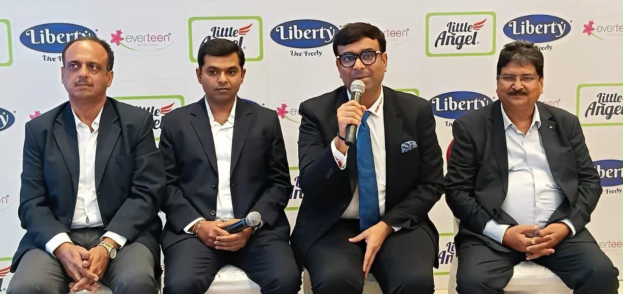 न्यूबॉर्न से लेकर बुजुर्गों तक: प्रीमियम हाइजीन रेंज का विस्तार बाजार की बदलती मांगों और उपभोक्ताओं की प्राथमिकताओं को ध्यान में रखते हुए कंपनी ने अपने पोर्टफोलियो का दायरा काफी बढ़ा दिया है:  लिटिल एंजेल (Baby Care): अब कंपनी केवल डायपर और वाइप्स तक सीमित नहीं है, बल्कि शिशुओं के लिए प्रीमियम बाथ केयर, फीडिंग प्रोडक्ट्स, प्रीमियम सिंडेट बार (Syndet Bar) और स्किन-फ्रेंडली प्रीमियम बेबी सोप जैसे कई नए उत्पाद बाजार में उतार चुकी है।  एवरटीन (Feminine Hygiene): महिलाओं के स्वास्थ्य और सुविधा को सर्वोपरि रखते हुए ब्रांड के अंतर्गत प्रीमियम सैनिटरी पैड्स के अलावा नए जमाने की प्रीमियम पीरियड पैंटी, पैंटी लाइनर्स और विशेष मेंस्ट्रुअल हाइजीन प्रोडक्ट्स पेश किए जा रहे हैं।  लिबर्टी (Adult Care): बुजुर्गों और एडल्ट्स की आत्मनिर्भरता व सुविधा के लिए उन्नत तकनीक वाले एडल्ट डायपर्स और अंडरपैड्स का निर्माण किया जा रहा है।  गुजरात के राजकोट में स्थापित है 30 एकड़ की विशाल 'मेक इन इंडिया' फैसिलिटी पान हेल्थ की इस तीव्र विकास यात्रा और विशाल उत्पादन क्षमता के पीछे उसकी सबसे बड़ी ताकत गुजरात के राजकोट में स्थित आधुनिक मैन्युफैक्चरिंग फैसिलिटी है। यह disposable hygiene products के क्षेत्र में भारत की सबसे बड़ी विनिर्माण इकाई है।  क्षेत्रफल: वर्ष 2017 में स्थापित यह प्लांट 30 एकड़ की विशाल भूमि पर फैला है, जिसका मैन्युफैक्चरिंग एरिया 7 लाख वर्ग फुट से भी अधिक है।  उत्पादन क्षमता: इस अत्याधुनिक प्लांट में प्रतिवर्ष 3.7 अरब (370 करोड़) से अधिक हाइजीन प्रोडक्ट्स तैयार करने की क्षमता है।  गुणवत्ता और तकनीक: फुली-ऑटोमेटेड मशीनों, रोबोटिक तकनीक, सख्त क्वालिटी कंट्रोल्स और अंतरराष्ट्रीय स्तर के गुणवत्ता प्रमाणपत्रों (International Quality Certifications) से लैस यह प्लांट बिना किसी मानवीय हस्तक्षेप के पूरी तरह सुरक्षित उत्पाद बनाता है।  'मेक इन इंडिया, मेड फॉर इंडिया एंड द वर्ल्ड' का विजन: चिराग पान इस रणनीतिक विस्तार और देश को वैश्विक हब बनाने के विजन पर बात करते हुए पान हेल्थ के मुख्य कार्यकारी अधिकारी (CEO) एवं प्रबंध निदेशक (MD) चिराग पान ने कहा:  "हमारा दृढ़ विश्वास है कि एक बेहतर और खुशहाल जीवन की नींव अच्छी पर्सनल हाइजीन से ही शुरू होती है। हमारा लक्ष्य भारतीय उपभोक्ताओं को बेहद किफायती दरों पर उच्चतम अंतरराष्ट्रीय गुणवत्ता के भरोसेमंद हाइजीन प्रोडक्ट्स प्रदान करना है। 'मेक इन इंडिया, मेड फॉर इंडिया एंड द वर्ल्ड' की सोच के साथ हम न केवल घरेलू बाजार की जरूरतों को पूरा कर रहे हैं, बल्कि भारत को वैश्विक स्तर पर हाइजीन मैन्युफैक्चरिंग का एक मजबूत हब बनाने में अपना सक्रिय योगदान दे रहे हैं। हमारा लगातार निवेश रिसर्च एंड डेवलपमेंट (R&D) और अत्याधुनिक विनिर्माण पर केंद्रित है।"  बिजनेस के साथ सामाजिक सरोकार: 'पीरियड की पाठशाला' पान हेल्थ सिर्फ व्यावसायिक प्रगति ही नहीं कर रही, बल्कि समाज में हाइजीन को लेकर जमीनी स्तर पर जागरूकता फैलाने का काम भी कर रही है। कंपनी अपने कॉर्पोरेट सोशल रिस्पॉन्सिबिलिटी (CSR) के तहत 'स्माइल मैटर्स' (Smile Matters) और 'पीरियड की पाठशाला' जैसे अनूठे राष्ट्रव्यापी अभियान चला रही है।  इन कार्यक्रमों के माध्यम से ग्रामीण और अर्ध-शहरी क्षेत्रों की महिलाओं व बच्चियों को मेंस्ट्रुअल हाइजीन (मासिक धर्म स्वच्छता) के प्रति जागरूक किया जा रहा है, साथ ही मुफ्त सैनिटरी पैड वितरण और सामुदायिक स्वास्थ्य शिविरों का आयोजन भी किया जाता है। कंपनी का मानना है कि एक स्वस्थ समाज और मजबूत हेल्थकेयर सिस्टम के निर्माण के लिए स्वच्छता के प्रति शिक्षा देना बेहद जरूरी है।  भविष्य की ओर देखते हुए पान हेल्थ घरेलू बाजार में अपनी पकड़ मजबूत करने के साथ-साथ एशिया, अफ्रीका और यूरोपीय देशों के अंतरराष्ट्रीय बाजारों में भी अपनी धाक जमाने के लिए अपनी उत्पादन क्षमताओं को लगातार अपग्रेड कर रही है।