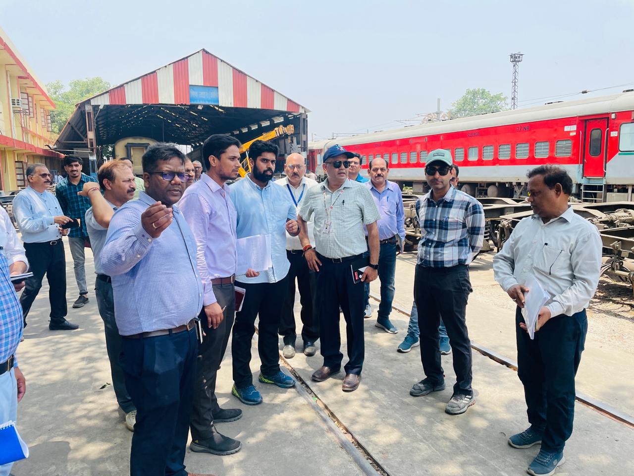 मंडल रेल प्रबंधक, उत्तर रेलवे, लखनऊ द्वारा  कोचिंग केयर  कॉम्प्लेस / सिक लाइन का दौरा