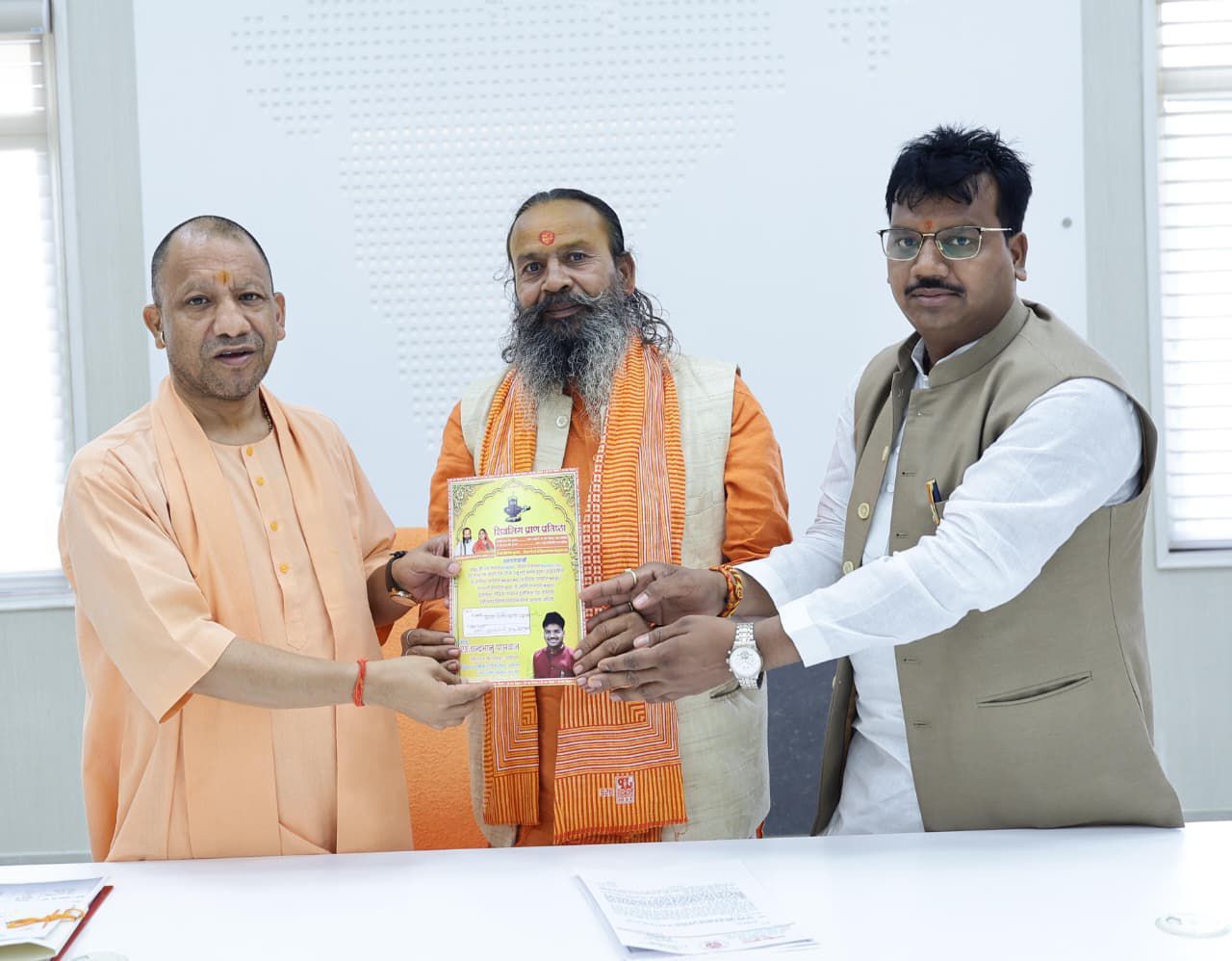 विधायक चंद्रभानु पासवान ने मुख्यमंत्री को कार्यक्रम की विस्तृत रूपरेखा से अवगत कराते हुए बताया कि यह आयोजन क्षेत्र में श्रद्धा, आस्था और धार्मिक उत्साह के साथ आयोजित किया जाएगा। शिवलिंग स्थापना के बाद विशाल भंडारे का आयोजन होगा, जिसमें लाखों श्रद्धालुओं के शामिल होने की संभावना है।  उन्होंने कहा कि कार्यक्रम की तैयारियां युद्धस्तर पर चल रही हैं और आयोजन को भव्य एवं सुव्यवस्थित बनाने के लिए व्यापक स्तर पर व्यवस्थाएं की जा रही हैं। विधायक ने मुख्यमंत्री से कार्यक्रम में उपस्थित होकर श्रद्धालुओं को अपना आशीर्वाद प्रदान करने का अनुरोध किया।  इस अवसर पर धार्मिक एवं सामाजिक समरसता को बढ़ावा देने पर भी चर्चा हुई। आयोजन को लेकर क्षेत्र में उत्साह का माहौल देखा जा रहा है।