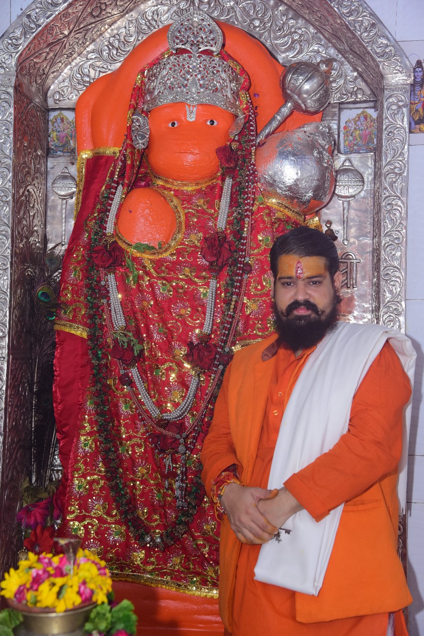 &mdash; महंत विशाल गौड़  लखनऊ। चैत्र नवरात्रि की जड़ें हिंदू पौराणिक परंपराओं में गहराई से निहित हैं और यह पर्व संपूर्ण विश्व के हिंदुओं के लिए विशेष आध्यात्मिक महत्व रखता है। राम नवमी, जो चैत्र नवरात्रि का नौवां दिन है, भगवान राम के जन्मोत्सव के रूप में मनाई जाती है।  श्री कोतवालेश्वर महादेव मंदिर के महंत महंत विशाल गौड़ के अनुसार, राम नवमी का संदेश यह है कि सत्य और धर्म की हमेशा विजय होती है&mdash;जैसा कि भगवान राम द्वारा रावण पर विजय में देखा जाता है।