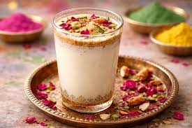रंगों के उत्सव में घोलें ठंडक का अहसास: सूखे मेवों और केसर से भरपूर पारंपरिक 'होली ठंडाई' की आसान रेसिपी