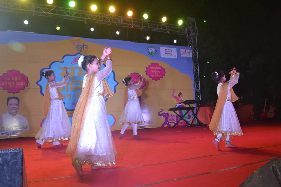  समर कार्निवल की झलक: इस मेले में हर उम्र के लोगों के लिए मनोरंजन और सीखने के भरपूर अवसर मौजूद हैं&mdash;हरे-भरे वातावरण में बोटिंग, रोपवे, झूले, बच्चों के लिए क्रिएटिव एक्टिविटीज, और वयस्कों के लिए फूड जोन, क्रोकरी, फर्नीचर व घरेलू उत्पादों के स्टॉल्स। सांस्कृतिक मंच के माध्यम से लोक कलाओं, भाषाओं और पारंपरिक प्रस्तुतियों को जीवंत किया जा रहा है।  🎭 सांस्कृतिक प्रस्तुतियों का उत्सव: आज के आयोजन में 100 से अधिक कलाकारों ने विविध कलाओं के माध्यम से मंच पर अपनी प्रतिभा का शानदार प्रदर्शन किया। 'द म्यूजिक प्लैनेट' वृंदावन ब्रांच के डायरेक्टर अभिषेक उपाध्याय के नेतृत्व में विद्यार्थियों ने संगीत और नृत्य की विभिन्न विधाओं से दर्शकों को मंत्रमुग्ध कर दिया।  प्रमुख प्रस्तुतियों में शामिल थे:  कीबोर्ड: शिवम, समर, हितेश, विवान, हर्षद, हर्षाली, आराध्या, अंश  भरतनाट्यम: निमिषा, अगम्या  हारमोनियम: राजनाथ, वैभव  वोकल सिंगिंग: शिवम, सर्वेश, राजीव  कत्थक: एलीना, आराध्या, अनुराधा, छवि, पलक, दीपक  गिटार: अनुराग  तबला: आनंद, आर्यन  वेस्टर्न डांस: अनिका, अर्शी, साक्षी, आकृति, शिवांशी, अनुराधा  ढोलक: अदिति, राजीव, राधिका, आरती  👏 शिक्षकों का सराहनीय योगदान: कार्यक्रम में विभिन्न विधाओं के प्रशिक्षकों का भी विशेष योगदान रहा, जिनमें शामिल थे &ndash; मनीष सिंह, ऐश्वर्या, पवन कुमार, अमित कुमार, नेहा, आयुष वर्मा, प्रवेश कुमार, राधा मिश्रा, आम्रपाली और ऐश्वर्या गुप्ता।  🌿 सम्मान और प्रोत्साहन: सभी कलाकारों को उनकी प्रस्तुति के लिए प्रमाण पत्र, पौधे व मोमेंटो भेंट कर सम्मानित किया गया। इस अवसर पर भोजपुरी, मैथिली, ब्रज, अवधी, बुंदेली, पंजाबी व उत्तराखंडी लोककलाओं को बढ़ावा देने के लिए भी मंच प्रदान किया गया।  🙏 आयोजकों का धन्यवाद ज्ञापन: प्रगति इवेंट्स के अध्यक्ष विनोद कुमार सिंह, उपाध्यक्ष एन. बी. सिंह, अनु सचिव अरुण कुमार, और जीटेक से अभिषेक व अमित ने सभी प्रतिभागियों और दर्शकों का आभार व्यक्त किया।