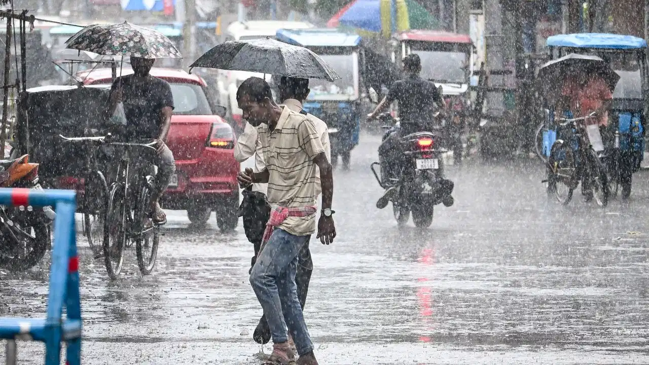 Weather Update: दिल्ली-NCR में आज बारिश का ऑरेंज अलर्ट, यूपी के 60 जिलों में ओलावृष्टि की चेतावनी; जानें अपने राज्य के मौसम का हाल