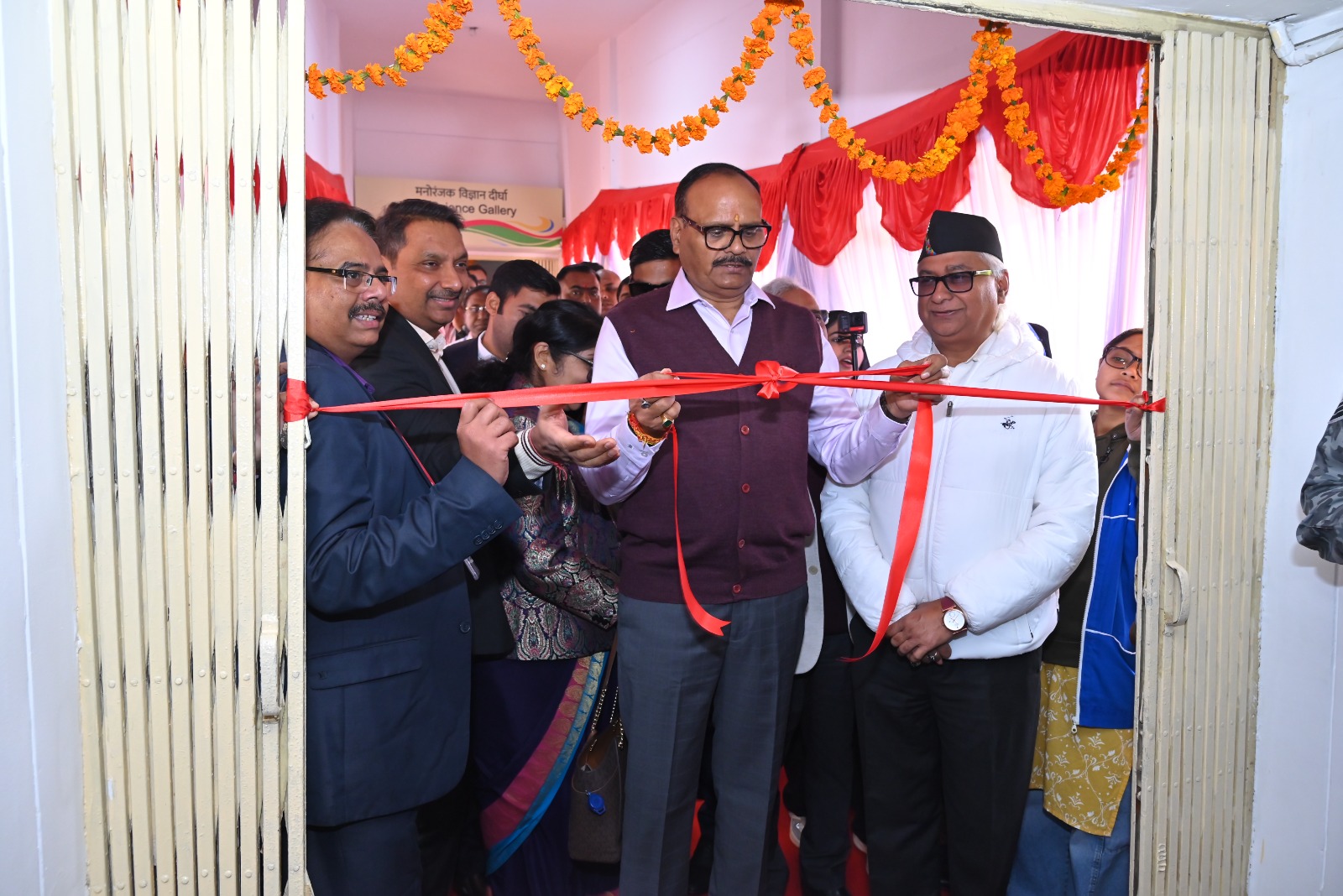 यह साइंस एक्सपो 28 जनवरी से 30 जनवरी 2026 तक आयोजित किया जा रहा है। उद्घाटन समारोह में विशिष्ट अतिथि के रूप में क्षेत्रीय विधायक डॉ. नीरज बोरा, सीएसआईआर के डॉ. प्रबोध कुमार, इसरो टेलीमेट्री ट्रैकिंग की उपनिदेशक नलिनी, तथा राष्ट्रीय विज्ञान केंद्र के निदेशक वी.एस. शर्मा उपस्थित रहे।  18 से अधिक वैज्ञानिक संस्थानों की भागीदारी  तीन दिवसीय इस साइंस एक्सपो में 18 से अधिक राष्ट्रीय स्तर के वैज्ञानिक अनुसंधान एवं संस्थानों ने सहभागिता की। इनमें प्रमुख रूप से सीएसआईआर, भारतीय गन्ना अनुसंधान संस्थान, इसरो&ndash;एनसीएसटी उत्तर प्रदेश, एनबीआरआई, सीपेट, जीएसटी, जीएसआई, एनसीएसएम, केजीएमयू, एनपीसीआईएल सहित अन्य प्रतिष्ठित संस्थान शामिल हैं।  छात्रों के लिए विशेष आयोजन  इस अवसर पर स्कूली बच्चों के लिए विज्ञान आधारित क्विज प्रतियोगिताओं का आयोजन भी किया गया, जिसमें विभिन्न विद्यालयों के छात्रों ने उत्साहपूर्वक भाग लिया। बच्चों ने विज्ञान नगरी में नवसृजित &lsquo;नॉलेज ऑफ स्फीयर&rsquo; शो का भी भरपूर आनंद उठाया, जो विज्ञान को रोचक और सहज रूप में प्रस्तुत करता है।  साइंस एक्सपो&ndash;2026 विज्ञान के प्रति जागरूकता बढ़ाने और युवा पीढ़ी में वैज्ञानिक सोच विकसित करने की दिशा में एक महत्वपूर्ण कदम साबित हो रहा है।