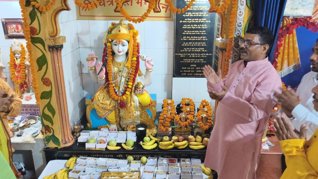 A grand pen worship ceremony and offering of fifty-six dishes (Chhappan Bhog) took place at the Chitragupta Temple in Jawahar Bhawan on Bhai Dooj.