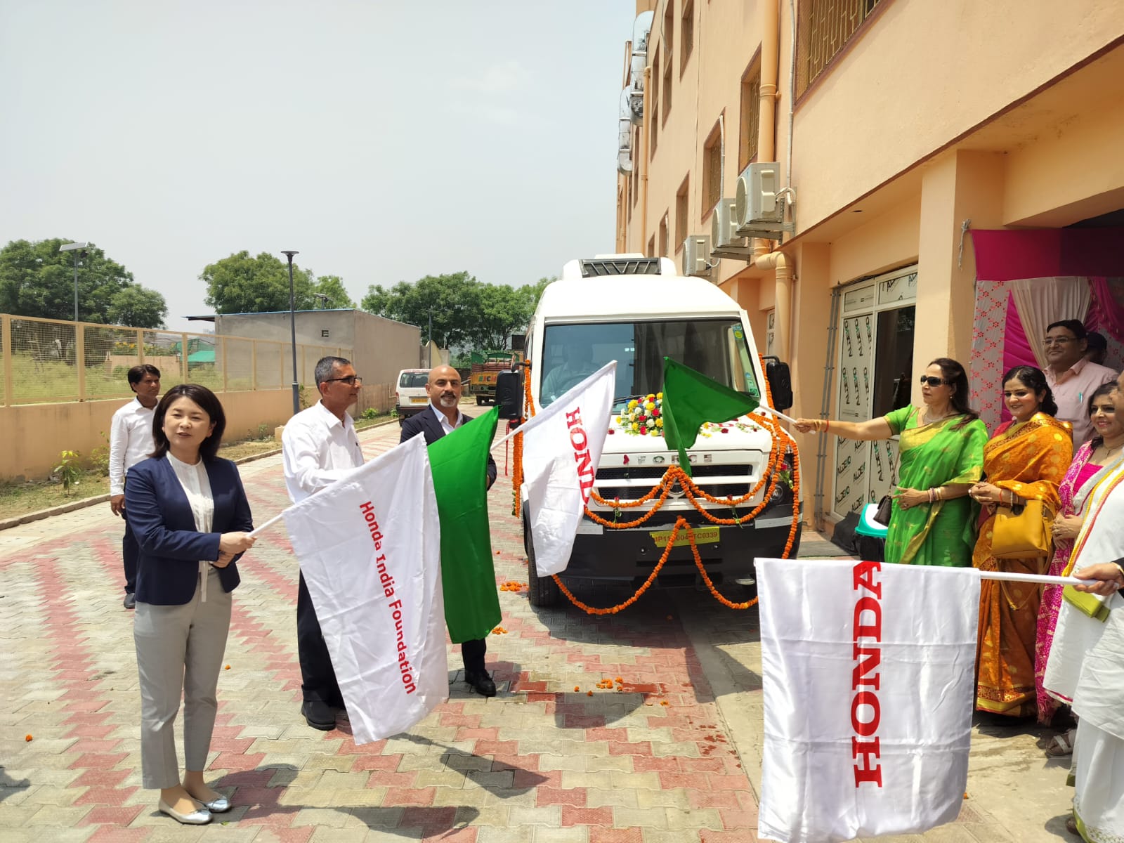 मोबाइल मेडिकल यूनिट रवाना, मथुरा के बरसाना क्षेत्र के ग्रामीणों को मिलेगी नेत्र देखभाल सेवायें