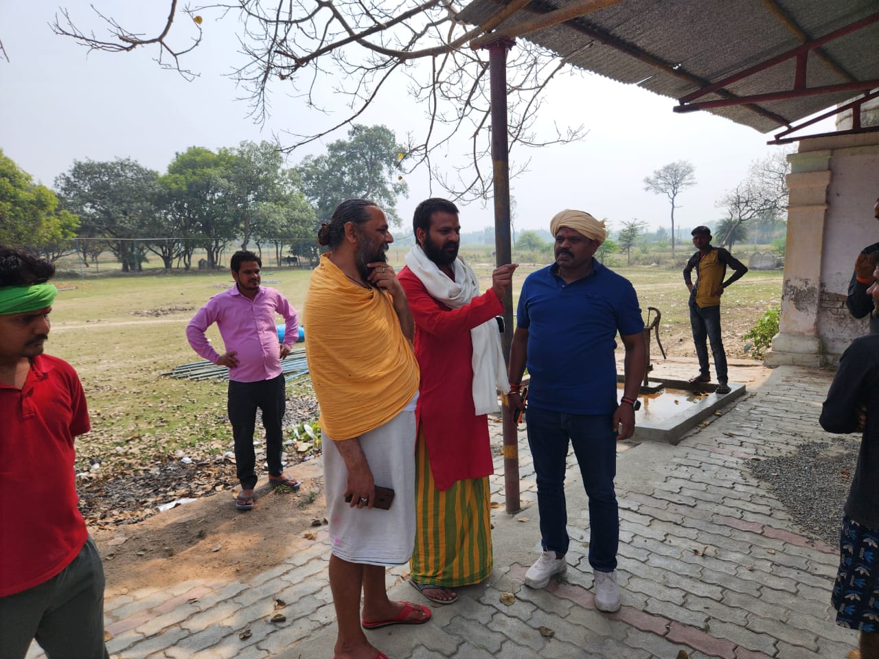 यात्रा का उद्देश्य  शंकराचार्य अविमुक्तेश्वरानंद सरस्वती इस यात्रा के माध्यम से गाय को &lsquo;राष्ट्र माता&rsquo; का दर्जा दिलाने की मांग उठा रहे हैं। इसी उद्देश्य से वे विभिन्न जिलों में जाकर लोगों को जागरूक कर रहे हैं और समर्थन जुटा रहे हैं।  कई जिलों से गुजर रही यात्रा  यह यात्रा Jaunpur, Sultanpur, Raebareli होते हुए हरदोई पहुंचेगी और इसके बाद 11 मार्च को Lucknow पहुंचेगी। जौनपुर में यात्रा के दौरान जमदग्नि आश्रम में पूजा-अर्चना भी की गई।  हरदोई में जगह-जगह होगा स्वागत  शंकराचार्य के स्वागत के लिए लगभग 20 से अधिक वाहनों का काफिला हरदोई में प्रवेश करेगा। उनके स्वागत के लिए बघौली चौराहा, भिट्ठा मंदिर आश्रम, प्रताप नगर चौराहा सहित कई स्थानों पर कार्यक्रम आयोजित किए जाएंगे, जहां कांग्रेस कार्यकर्ता और पदाधिकारी बड़ी संख्या में मौजूद रहेंगे।  सरकार को दिया अल्टीमेटम  शंकराचार्य ने सरकार से मांग करते हुए कहा है कि गो-माता को &lsquo;राज्य माता&rsquo; का दर्जा दिया जाए। इसके लिए उन्होंने सरकार को 40 दिनों का समय दिया है।  बैठक और तैयारियों के दौरान कृष्णा वर्मा, देवेंद्र कुमार, आनंद कुमार, राकेश वर्मा, संतोष कुमार, रामलोटन वर्मा सहित कई कार्यकर्ता और पदाधिकारी मौजूद रहे।