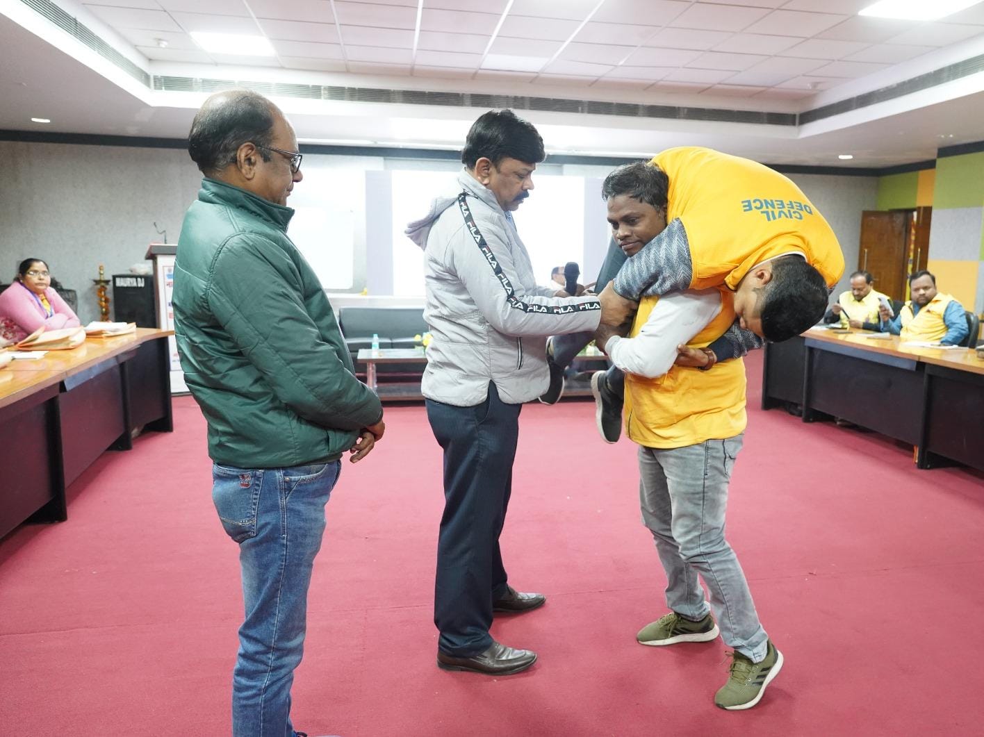 On the fifth day, the volunteers learned emergency procedures for entering damaged buildings and conducting rescue operations.