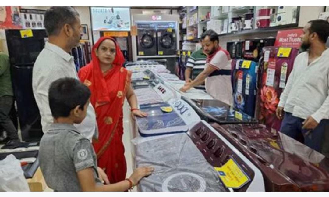 Hardoi markets decorated for Dhanteras and Diwali, traders expect good business from the crowd of customers