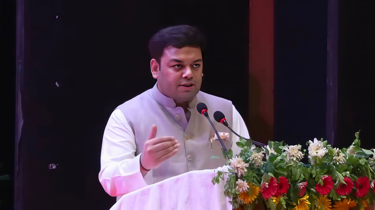 बेसिक शिक्षा राज्यमंत्री (स्वतंत्र प्रभार) संदीप सिंह ने कहा कि योगी सरकार ने 2017 में शिक्षामित्रों का मानदेय 3,500 रुपए से बढ़ाकर 10,000 रुपए किया था और अब इसे 18,000 रुपए प्रतिमाह कर दिया गया है। उन्होंने बताया कि इसके लिए सरकार ने 230.11 करोड़ रुपए की धनराशि जनपदों को जारी कर दी है ताकि समयबद्ध भुगतान सुनिश्चित हो सके।  मंत्री संदीप सिंह ने कहा कि यह कार्यक्रम केवल सम्मान समारोह नहीं, बल्कि शिक्षामित्रों के त्याग, समर्पण और सेवा के प्रति सरकार की कृतज्ञता का प्रतीक है। उन्होंने कहा कि गांव-गांव में ज्ञान की अलख जगाने में शिक्षामित्रों की अहम भूमिका है।  उन्होंने बताया कि योगी सरकार ने 2017 से अब तक बेसिक शिक्षा में व्यापक सुधार किए हैं। &ldquo;ऑपरेशन कायाकल्प&rdquo; के तहत विद्यालयों में 19 मानकों पर पेयजल, शौचालय, फर्नीचर, ब्लैकबोर्ड और टाइल्स जैसी मूलभूत सुविधाएं लगभग पूरी कर ली गई हैं।  सरकार ने शिक्षा की गुणवत्ता सुधारने के लिए परिषदीय विद्यालयों में एनसीईआरटी पाठ्यक्रम लागू किया है, जिससे सरकारी और निजी स्कूलों के बीच का शैक्षिक अंतर कम हुआ है। डिजिटल शिक्षा को बढ़ावा देते हुए प्रदेश के 31,878 विद्यालयों में स्मार्ट क्लास, 14,988 विद्यालयों में आईसीटी लैब तथा 1,129 विद्यालयों में डिजिटल लाइब्रेरी स्थापित की गई हैं। इसके अलावा शिक्षकों को तकनीक से जोड़ने के लिए 2.61 लाख से अधिक टैबलेट वितरित किए गए हैं।  बालिका शिक्षा को मजबूत बनाने के लिए कस्तूरबा गांधी बालिका विद्यालयों को कक्षा 6 से 12 तक विस्तारित किया गया है। वहीं विद्यार्थियों को यूनिफॉर्म, जूते, मोजे, बैग और स्टेशनरी के लिए 1200 रुपए की डीबीटी सहायता सीधे अभिभावकों के खातों में भेजी जा रही है।  &ldquo;स्कूल चलो अभियान&rdquo; के तहत 1 अप्रैल से 15 अप्रैल 2026 तक चले विशेष नामांकन अभियान में 20 लाख से अधिक नए विद्यार्थियों का नामांकन किया गया।  अपने संबोधन में मंत्री संदीप सिंह ने शिक्षामित्रों से अपील की कि वे पूरी निष्ठा और समर्पण के साथ नई पीढ़ी के भविष्य निर्माण में योगदान देते रहें। उन्होंने कहा कि मुख्यमंत्री योगी आदित्यनाथ का लक्ष्य उत्तर प्रदेश को &ldquo;उत्तम प्रदेश&rdquo; बनाना है और इस लक्ष्य को हासिल करने में शिक्षामित्रों की भूमिका अत्यंत महत्वपूर्ण है।