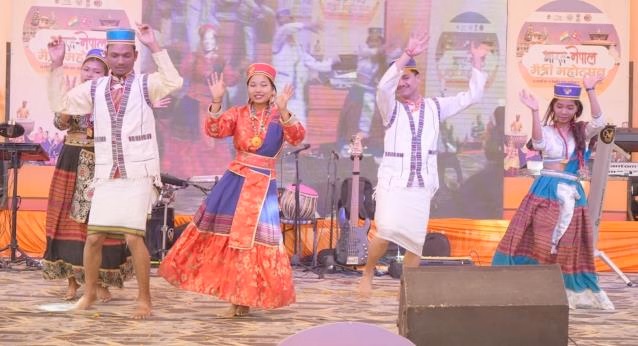 गौरवशाली अतीत: जब थारू कला बिखेरती थी चमक अंतिम बार बलरामपुर महोत्सव का आयोजन वर्ष 2005-06 के आसपास हुआ था। उस समय यह आयोजन न केवल स्थानीय गायकों और नर्तकों के लिए एक बड़ा मंच था, बल्कि यह थारू जनजाति की लुप्त होती कलाओं, हस्तशिल्प और क्षेत्रीय उत्पादों को बाजार से जोड़ने का मुख्य केंद्र था। पिछले 20 वर्षों में एक पूरी पीढ़ी जवान हो गई, लेकिन उन्हें अपने जिले के इस बड़े सांस्कृतिक उत्सव को देखने का सौभाग्य नहीं मिला।  📉 वादों की फाइल और स्थानांतरण की मार वर्ष 2025 में जब 'बलरामपुर फर्स्ट' संस्था के संस्थापक सर्वेश सिंह ने इस मुद्दे को लेकर जन-आंदोलन छेड़ा, तो एक उम्मीद जगी थी। जिले के युवाओं और प्रबुद्ध वर्ग ने इस मांग को पुरजोर तरीके से उठाया। तत्कालीन जिलाधिकारी पवन अग्रवाल ने इस भावना को समझा और वर्ष 2026 की बोर्ड परीक्षाओं से पूर्व महोत्सव कराने का भरोसा दिलाया था। लेकिन उनके स्थानांतरण के साथ ही प्रशासन की सक्रियता ठंडी पड़ गई है।  🛡️ क्यों अनिवार्य है बलरामपुर महोत्सव? बलरामपुर की जनता केवल मेले की मांग नहीं कर रही, बल्कि इसके पीछे कई महत्वपूर्ण कारण हैं:  थारू संस्कृति का संरक्षण: भारत-नेपाल सीमा पर बसने वाली थारू जनजाति की संस्कृति को वैश्विक पहचान दिलाने के लिए यह महोत्सव एक अनिवार्य सेतु है।  स्थानीय कलाकारों को मंच: जिले के अनगिनत गायक, शिल्पकार और कलाकार 20 वर्षों से एक अदद मंच के लिए तरस रहे हैं।  पर्यटन और व्यापार: पड़ोसी जिलों में महोत्सवों के जरिए पर्यटन को बढ़ावा मिल रहा है, जबकि बलरामपुर इस दौड़ में पिछड़ रहा है। ऐसे आयोजनों से स्थानीय व्यापारियों को संजीवनी मिलती है।  ⚖️ उपेक्षा या मजबूरी? आज जहाँ उत्तर प्रदेश के लगभग हर जिले में 'महोत्सव' के जरिए स्थानीय उत्पादों (ODOP) और संस्कृति को प्रमोट किया जा रहा है, वहीं बलरामपुर का यह ऐतिहासिक आयोजन अनिश्चितता के भंवर में है। प्रशासनिक स्तर पर नई पहल न होने से जनता स्वयं को ठगा हुआ महसूस कर रही है।  निष्कर्ष: क्या 20 साल पुराना बलरामपुर का सांस्कृतिक गौरव वर्ष 2026 में वापस लौटेगा? यह प्रश्न अब वर्तमान शासन और जिला प्रशासन के सामने खड़ा है। बलरामपुर की जनता अब केवल आश्वासनों से संतुष्ट होने वाली नहीं है, उसे अपनी पहचान का वो मंच वापस चाहिए जो दो दशक पहले छीन लिया गया था।