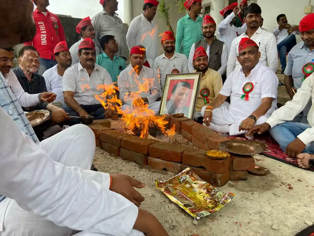 Sapaiyo.ne akhilesh yadav ka janamdin manaya 