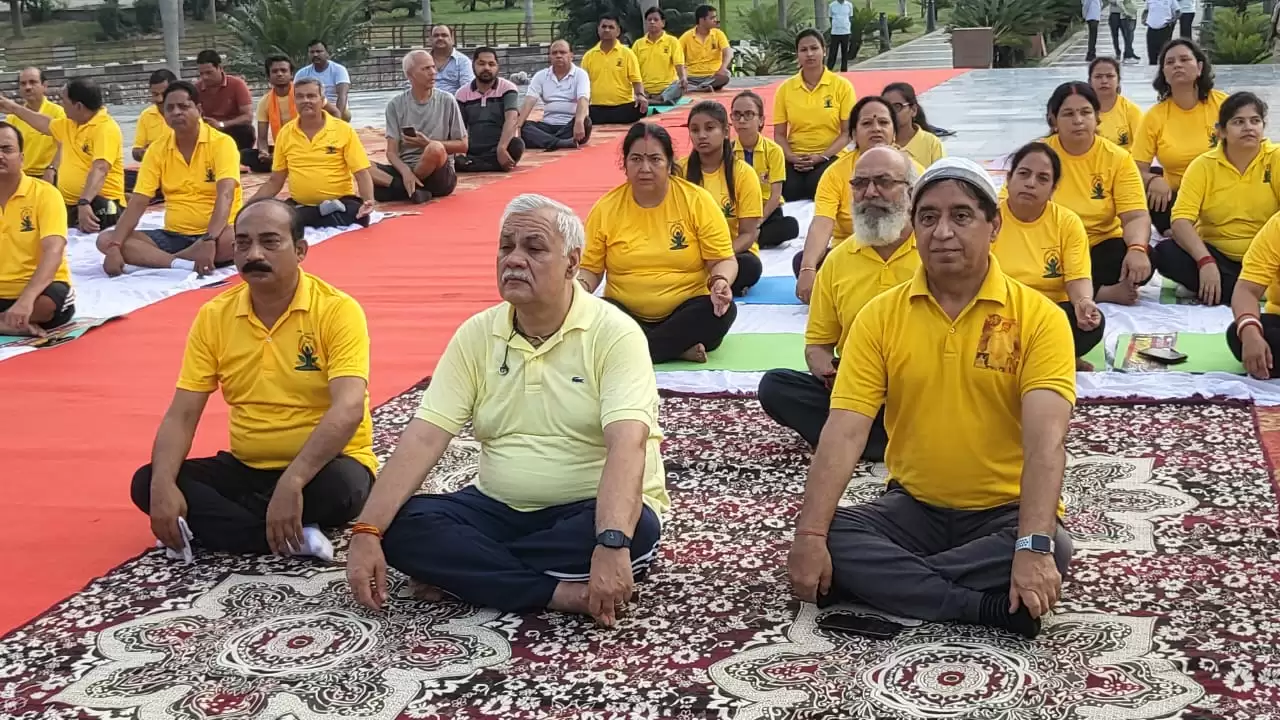 Yoga day kameshwar mishra park