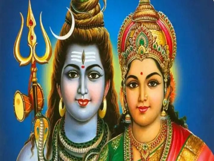 हरतालिका तीज का महत्व  यह व्रत अविवाहित युवतियों द्वारा मनोनुकूल पति की प्राप्ति और सौभाग्यवती महिलाओं द्वारा अखण्ड सुहाग की कामना के लिए किया जाता है। शास्त्रों में देवी गौरी (पार्वती) को षोडश मातृकाओं में सर्वोच्च स्थान प्राप्त है और इसी स्वरूप की पूजा इस दिन की जाती है।  पौराणिक कथा  किंवदंती है कि सती रूप में देह त्यागने के बाद पार्वती जी का जन्म राजा हिमाचल के घर हुआ। बचपन से ही वे भगवान शिव की आराधना में लीन रहती थीं। जब नारद मुनि ने हिमाचल को बताया कि उनकी कन्या का विवाह भगवान विष्णु से होना चाहिए, तो हिमाचल सहमत हो गए। लेकिन पार्वती जी इस प्रस्ताव से व्यथित हुईं। उनकी सहेलियां जया और विजया उन्हें महल से दूर एक गुफा में ले गईं, जहां पार्वती ने बालू से शिवलिंग बनाकर तपस्या शुरू की। भाद्रपद शुक्ल पक्ष की तृतीया को उन्होंने निर्जल और निराहार रहकर रात्रि जागरण सहित शिव आराधना की। उनकी कठोर तपस्या से प्रसन्न होकर भगवान शिव प्रकट हुए और पार्वती जी को पत्नी रूप में स्वीकार कर लिया। यही कारण है कि यह व्रत विशेष फलदायी माना जाता है।  व्रत विधि  व्रत का आरंभ प्रातःकाल से किया जाता है।  महिलाएं दिनभर निराहार व निर्जल रहती हैं।  गोधूलि बेला में मिट्टी या बालू से शिव-पार्वती की प्रतिमा स्थापित कर पूजा की जाती है।  पार्वती जी को लाल वस्त्र और भगवान शिव को पीला उत्तरीय पहनाया जाता है।  व्रतधारी स्त्रियां सोलह श्रृंगार करके पूजा करती हैं।  पूजा में बेलपत्र, धतूरा, आक के फूल, तुलसीपत्र, फल-फूल और सुहाग सामग्री (चूड़ी, बिंदी, सिंदूर, कंगन, बिछिया आदि) अर्पित किए जाते हैं।  रात्रि भर भजन-कीर्तन और शिव-पार्वती की स्तुति की जाती है।  अगले दिन सूर्योदय से पहले प्रतिमाओं का जलाशय में विसर्जन और ब्राह्मण को दान देकर व्रत का पारण होता है।  नामकरण का कारण  कथा के अनुसार पार्वती जी को उनकी सहेलियों ने विवाह से बचाने के लिए "हर" लिया था, इसलिए इसे हरतालिका व्रत कहा जाता है।  भारतीय संस्कृति का संदेश  हरतालिका तीज यह दर्शाती है कि भारतीय महिलाएं अपनी आस्था, विश्वास और संकल्प के प्रति कितनी दृढ़ होती हैं। गणगौर, वट सावित्री, करवाचौथ और हरतालिका जैसे व्रत नारी की भक्ति, समर्पण और सनातन संस्कृति की विशेषता को जीवंत बनाए रखते हैं।