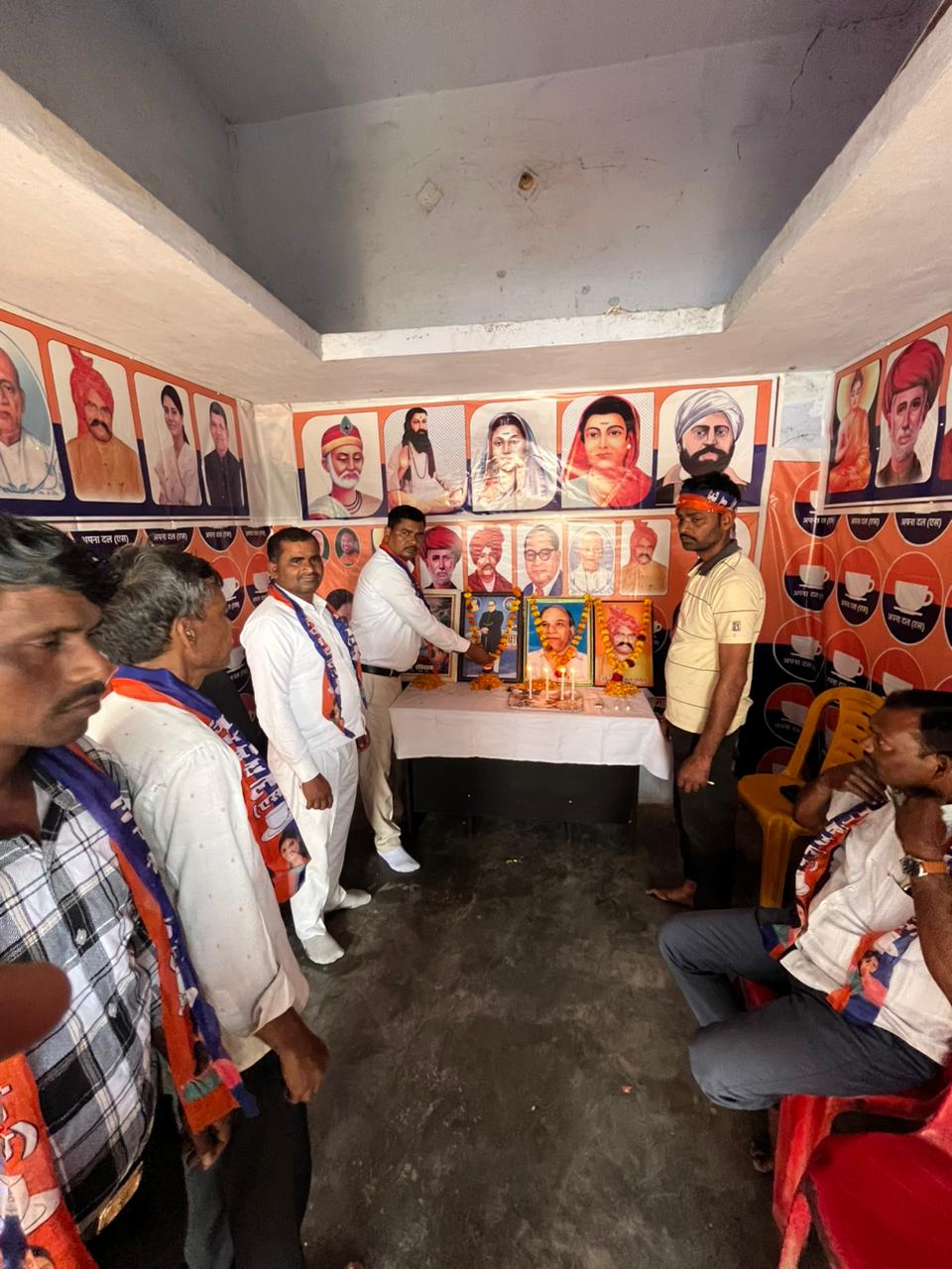 Manyavar Kanshi Ram's birth anniversary was celebrated at the Apna Dal (S) district office in Hardoi.