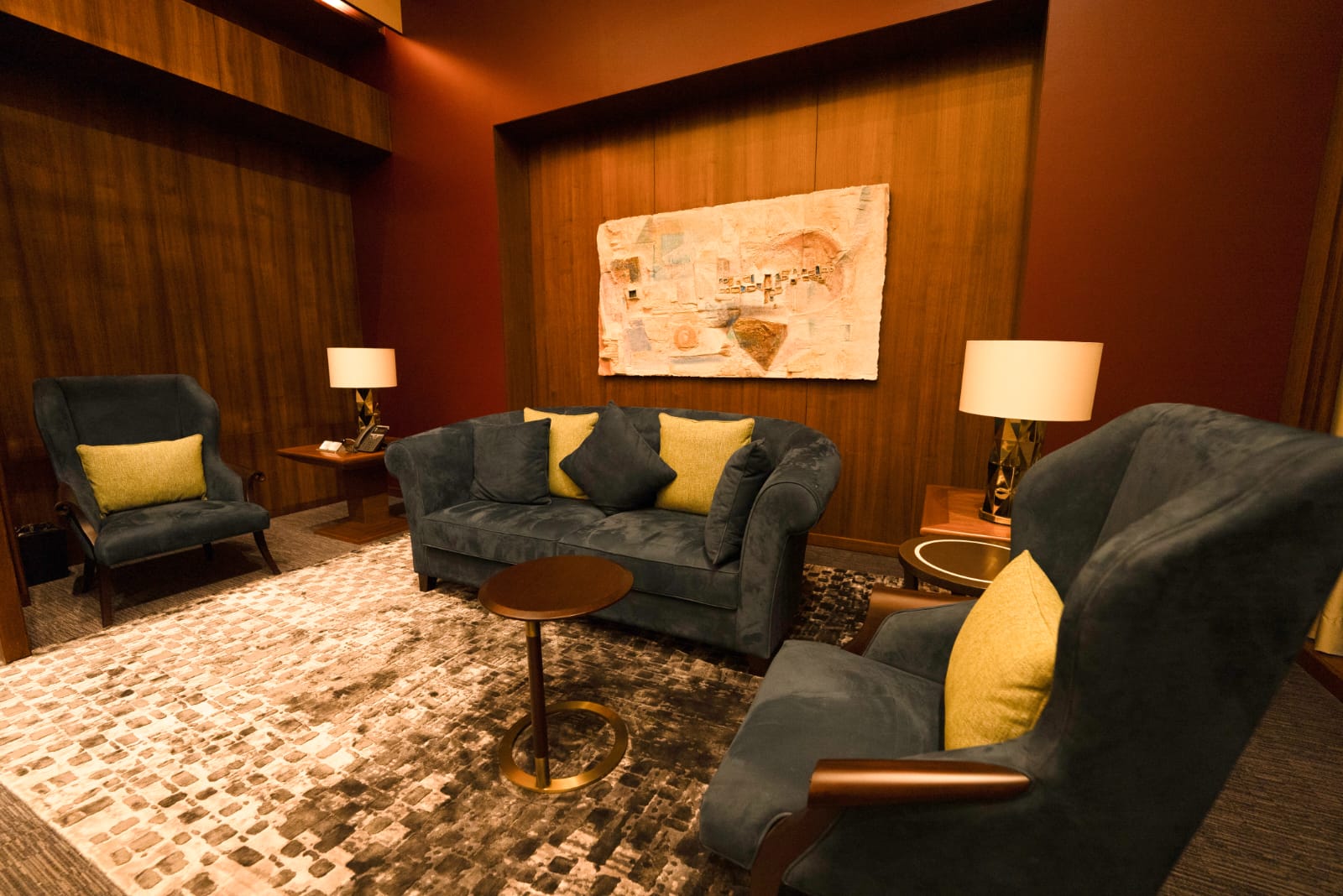 ‘द इम्पीरियल’ की सदस्यता 10 वर्षों के लिए दी जाती है, जिसमें व्यवसायिक गतिविधियों के साथ-साथ लग्ज़री अनुभव भी शामिल हैं। यहाँ प्राइवेट लाउंज, हाई-टेक कॉन्फ्रेंसिंग हॉल, लक्ज़री स्टे की सुविधाएँ, स्पा-सैलून और इंटरनेशनल फोरम तक पहुँच जैसी वर्ल्ड-क्लास सेवाएँ उपलब्ध हैं।  इसका डिज़ाइन परंपरा और आधुनिकता का संगम है – विरासत से प्रेरित आर्किटेक्चर के साथ समकालीन बिज़नेस स्पेस का बेहतरीन मिश्रण यहाँ देखने को मिलता है। यह सिर्फ एक बिज़नेस चैम्बर नहीं, बल्कि एक ऐसा मंच है जहाँ मास्टरक्लास, विशेष फोरम और सांस्कृतिक आयोजनों के जरिए लीडर्स और इनोवेटर्स आपस में जुड़ते हैं और नए अवसरों का सृजन करते हैं।  उद्घाटन समारोह में देश के प्रतिष्ठित उद्योगपति, कला एवं संस्कृति से जुड़े लोग और रचनात्मक हस्तियाँ शामिल हुईं। इस अवसर पर लाइव परफॉर्मेंस और विशेष डिनर का आयोजन भी किया गया।  ‘द इम्पीरियल’ का उद्देश्य है सरलता में शाही अनुभव और सहयोग के माध्यम से परिवर्तन की शक्ति को उजागर करना। यह न केवल गुजरात की व्यापारिक विरासत का प्रतीक है बल्कि भविष्य के लीडर्स के लिए एक सशक्त मंच भी है।