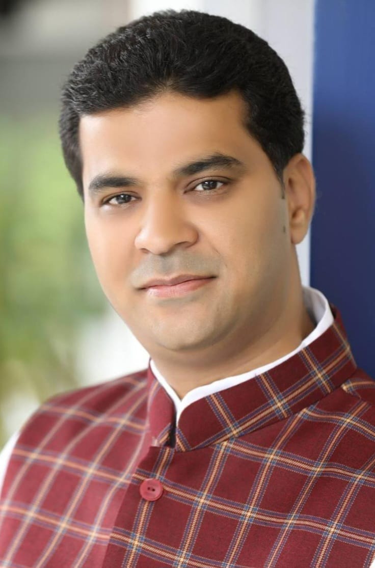 विराट आकार, व्यापक दृष्टि और आर्थिक आत्मविश्वास 4,38,317 करोड़ रुपये का यह बजट राज्य की आर्थिक क्षमता और प्रशासनिक आत्मविश्वास का उद्घोष है। यह विस्तार केवल व्यय वृद्धि नहीं, बल्कि सुदृढ़ राजस्व आधार और वित्तीय अनुशासन का संकेत देता है। राजकोषीय घाटे को नियंत्रित रखते हुए पूंजीगत व्यय में वृद्धि करना विकास और संतुलन के सामंजस्य का परिचायक है। Arthashastra का सूत्र स्मरणीय है— ‘कोषपूर्वाः सर्वारम्भाः’ अर्थात सभी कार्यों का प्रारंभ कोष से होता है। जब कोष सशक्त होता है, तभी योजनाओं को गति और स्थायित्व मिलता है। मुख्यमंत्री डॉ. मोहन यादव ने इसी सिद्धांत को व्यवहार में परिणत करते हुए पहले आर्थिक आधार को मजबूत किया और फिर योजनाओं का विस्तार सुनिश्चित किया। कर नीति में संतुलन और संवेदनशीलता Manusmriti का प्रसिद्ध श्लोक आज भी प्रासंगिक है— ‘यथा मधु समादत्ते रक्षन् पुष्पाणि षट्पदः, तद्वद् राज्ञा समादेयं राष्ट्राद् बलिमदुःखितम्।’ जैसे मधुमक्खी फूलों को क्षति पहुँचाए बिना मधु ग्रहण करती है, वैसे ही शासक को प्रजा से कर लेना चाहिए, बिना उन्हें कष्ट दिए। मध्यप्रदेश की कर नीति इसी संतुलन का परिचय देती है। डिजिटलीकरण, पारदर्शिता और कर प्रशासन में सुधार के माध्यम से राजस्व वृद्धि पर बल दिया गया है, बिना करदाताओं पर अतिरिक्त बोझ डाले। इससे निवेश-अनुकूल वातावरण निर्मित होता है और नागरिकों का विश्वास सुदृढ़ होता है। लाड़ली बहना: आर्थिक स्वाभिमान का विस्तार ‘लाड़ली बहना’ योजना के अंतर्गत लाखों महिलाओं को प्रतिमाह आर्थिक सहायता प्रदान की जा रही है, जो इस वित्तीय वर्ष भी जारी रहेगी। यह पहल महिला सशक्तिकरण की दिशा में ऐतिहासिक कदम है। इसके प्रभाव बहुआयामी हैं— परिवारों की आय-संरचना में स्थिरता ग्रामीण बाजारों में क्रय-शक्ति की वृद्धि आर्थिक निर्णयों में महिलाओं की सक्रिय भागीदारी यह केवल आर्थिक सहयोग नहीं, बल्कि सामाजिक सम्मान की स्थापना है। किसान खुशहाल: अन्नदाता का सुदृढ़ीकरण Mahabharata में कहा गया है— ‘अर्थो हि मूलं पुरुषार्थानाम्’ धर्म, अर्थ, काम और मोक्ष—इन चार पुरुषार्थों में ‘अर्थ’ आधार है। कृषि प्रधान राज्य में अर्थ का मूल स्रोत किसान है। बजट में सिंचाई विस्तार, फसल बीमा सुदृढ़ीकरण, समर्थन मूल्य व्यवस्था और कृषि यंत्रीकरण जैसे प्रावधान किसानों की आय और उत्पादन क्षमता को सुदृढ़ करने की दिशा में महत्वपूर्ण कदम हैं। किसान की समृद्धि राज्य की समग्र आर्थिक संरचना को मजबूत करती है। पूंजीगत व्यय: दीर्घकालिक विकास की आधारशिला सड़क, पुल, औद्योगिक कॉरिडोर, जल संसाधन और नगरीय अधोसंरचना में निवेश पर विशेष बल दिया गया है। Chanakya की नीति प्रासंगिक है— ‘तस्मान्नित्योत्थितो राजा कुर्यादर्थानुशासनम्।’ अर्थात शासक को निरंतर उद्यमशील रहकर अर्थव्यवस्था का अनुशासन करना चाहिए। अधोसंरचना में निवेश रोजगार सृजन, औद्योगिक विस्तार और निवेश आकर्षण को गति देता है। समावेशी विकास की परिकल्पना गरीब, युवा, अन्नदाता और नारी—इन चार वर्गों को केंद्र में रखकर विकास की रूपरेखा तैयार की गई है। सामाजिक सुरक्षा योजनाएँ, कौशल विकास, कृषि समर्थन और महिला सशक्तिकरण—यह संतुलित चतुर्भुज मॉडल समावेशी विकास का संकेत देता है। शास्त्रीय सिद्धांतों का आधुनिक अनुप्रयोग महाभारत, मनुस्मृति और अर्थशास्त्र में वर्णित राजकोषीय सिद्धांत आज भी प्रासंगिक हैं। सुदृढ़ कोष से सुशासन संभव है; संतुलित कर नीति से प्रजा संतुष्ट रहती है; आर्थिक अनुशासन से समृद्धि आती है। मध्यप्रदेश का यह बजट इन सिद्धांतों का आधुनिक रूपांतरण प्रस्तुत करता है—जहाँ बहना निहाल है, किसान खुशहाल है, युवा आशावान है और उद्योगों को खुला आकाश प्राप्त है। अंततः— ‘कोषमूलो हि धर्मश्च राज्यं चापि प्रतिष्ठितम्।’ यह शाश्वत वाक्य आज भी सत्य है, और मध्यप्रदेश का यह बजट उसी सत्य का समकालीन प्रमाण प्रस्तुत करता है। (लेखक मध्यप्रदेश भारतीय जनता पार्टी के महामंत्री हैं। — विनायक फीचर्स)